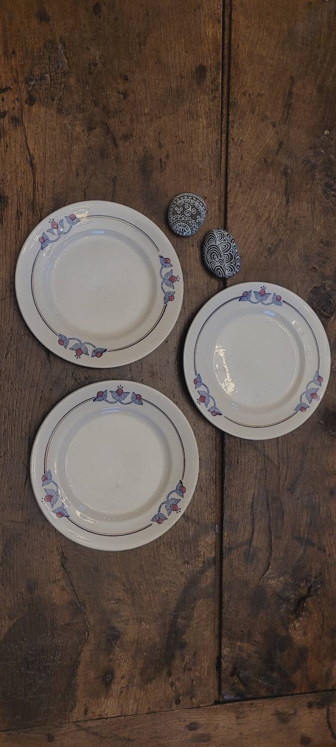 Assiettes terre de fer début XX ème