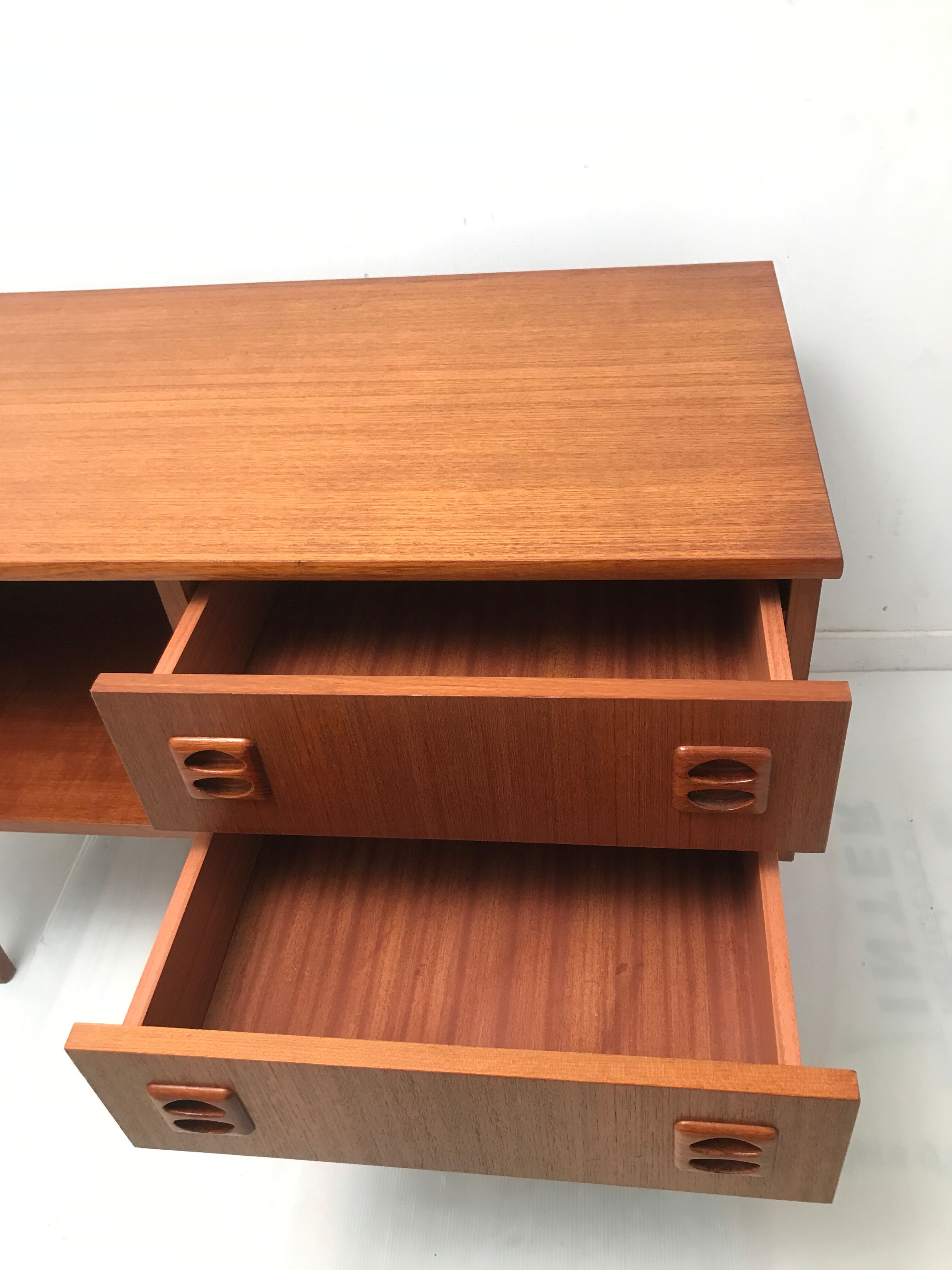Scandinavian 60s row with spindle feet