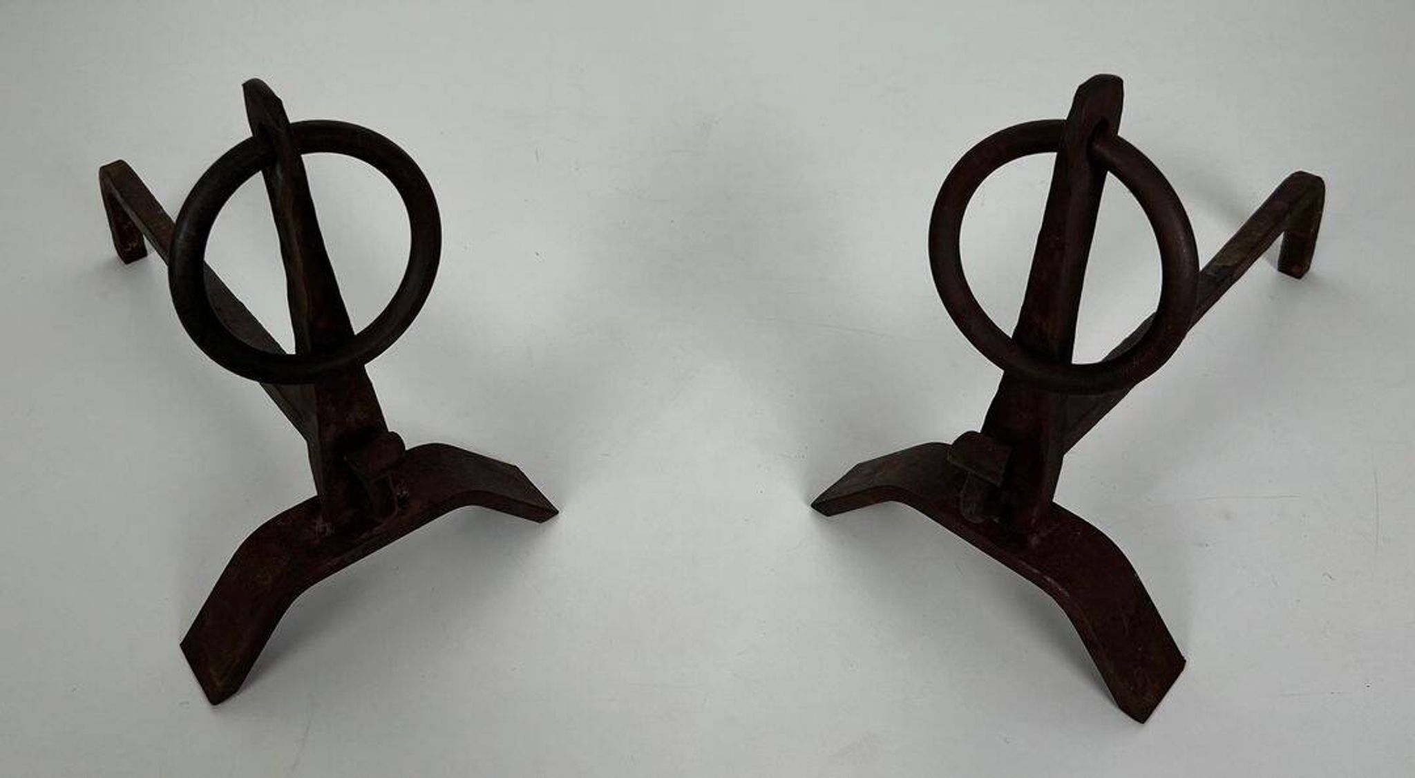Paire de Chenets Modernistes en Fer Forgé à Anneaux de Couronnement et Base