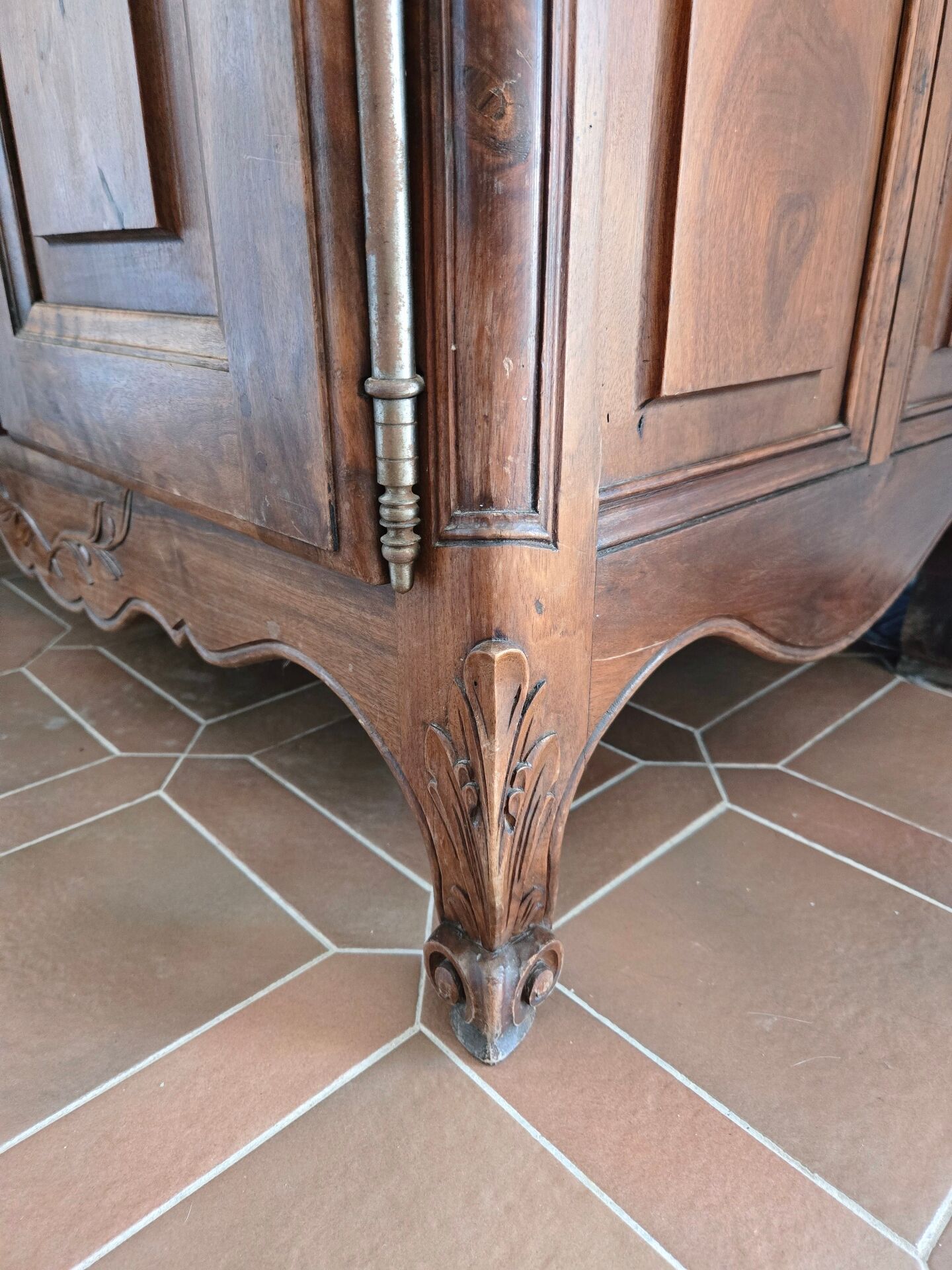Antique Louis XV style buffet in solid wood.