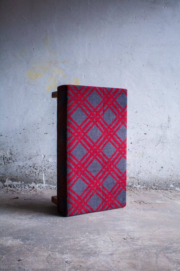 Grand banc capitonné en laine tartan rouge et grise avec structure en bois