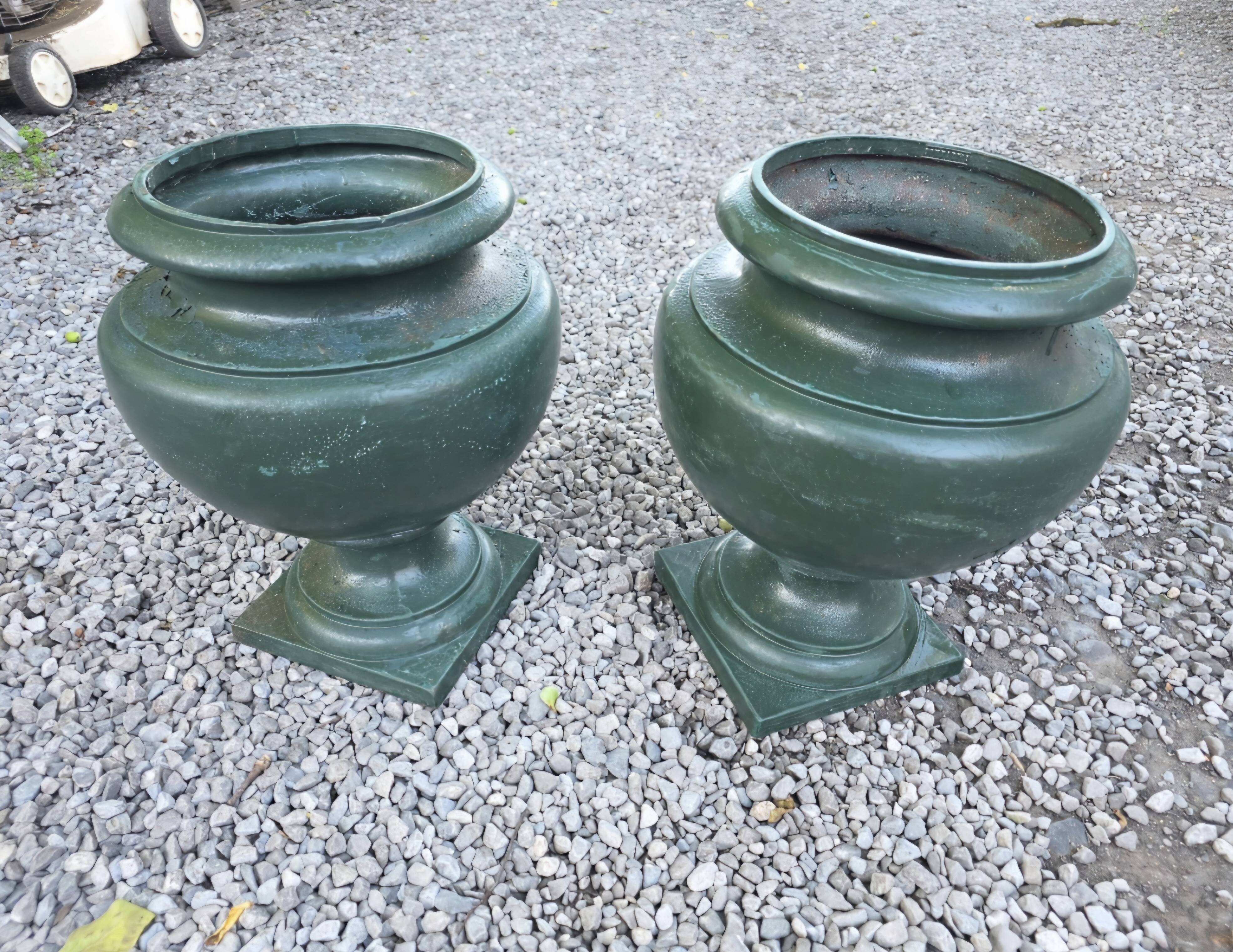 Paire de vases medicis en fonte du XIXème