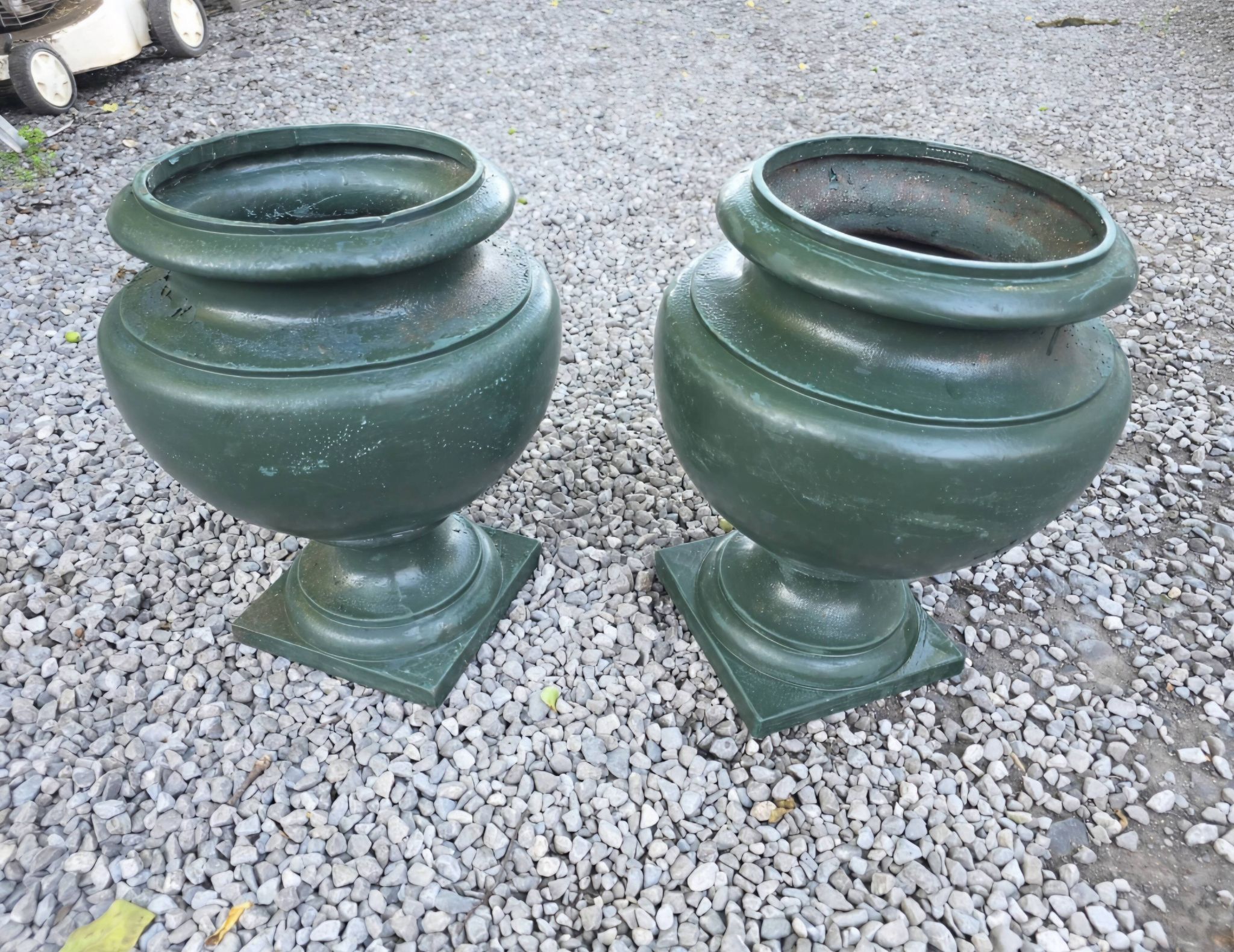 Pair of Medici vases in cast iron from the 19th century.