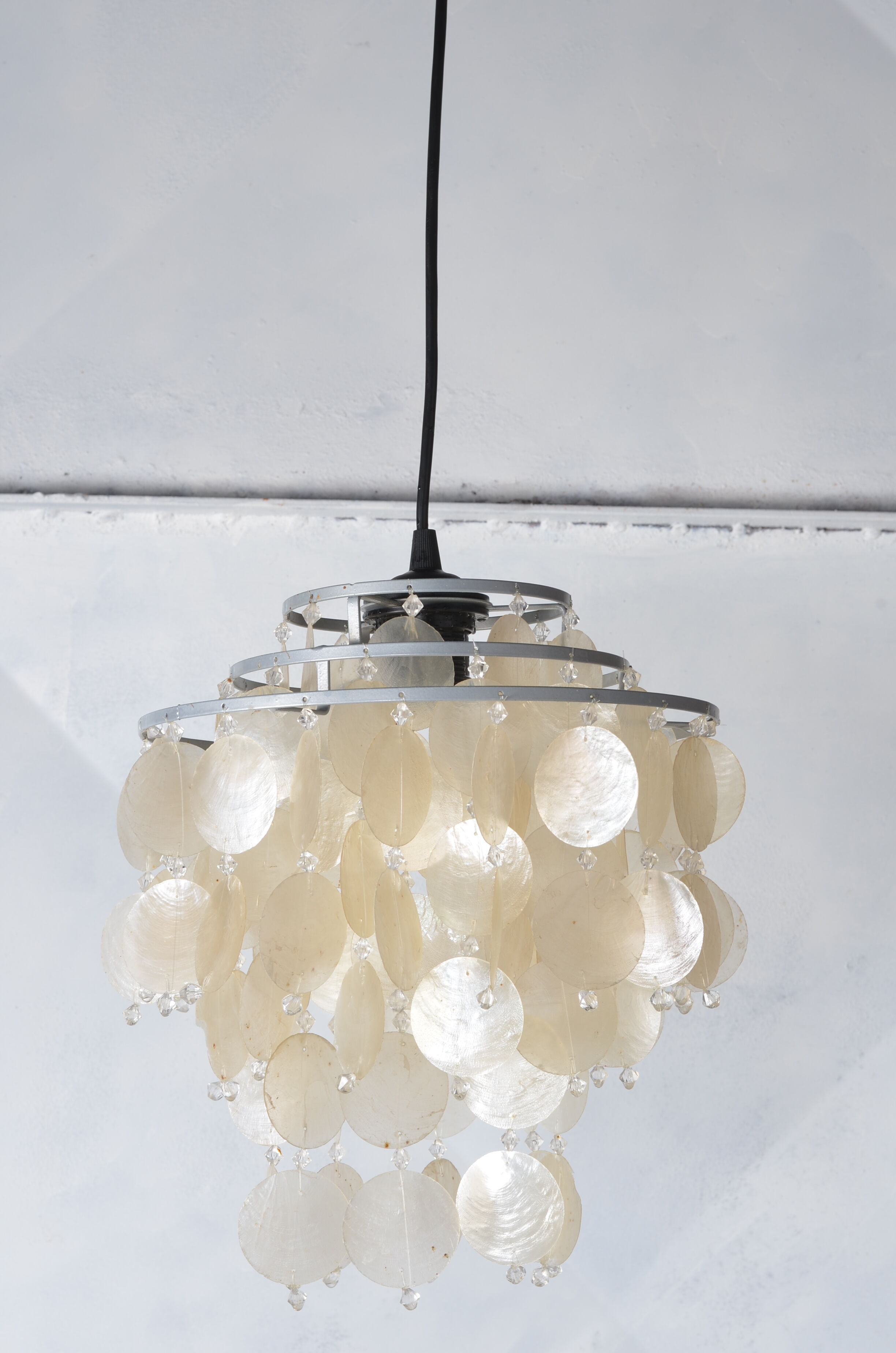 Mother-of-pearl tassels suspension