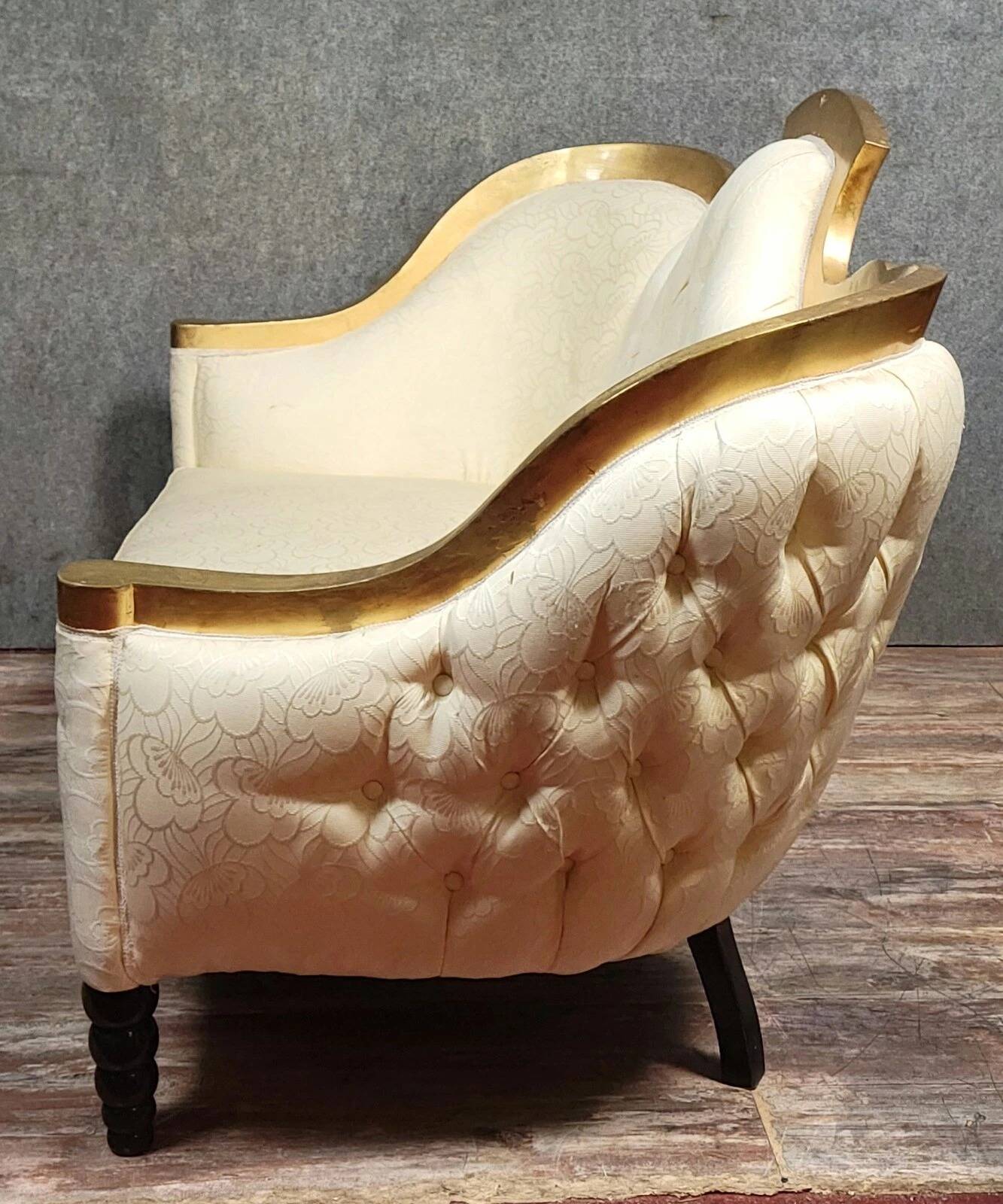 Banquette vintage à dossier capitonné, revêtu d’un tissu ivoire