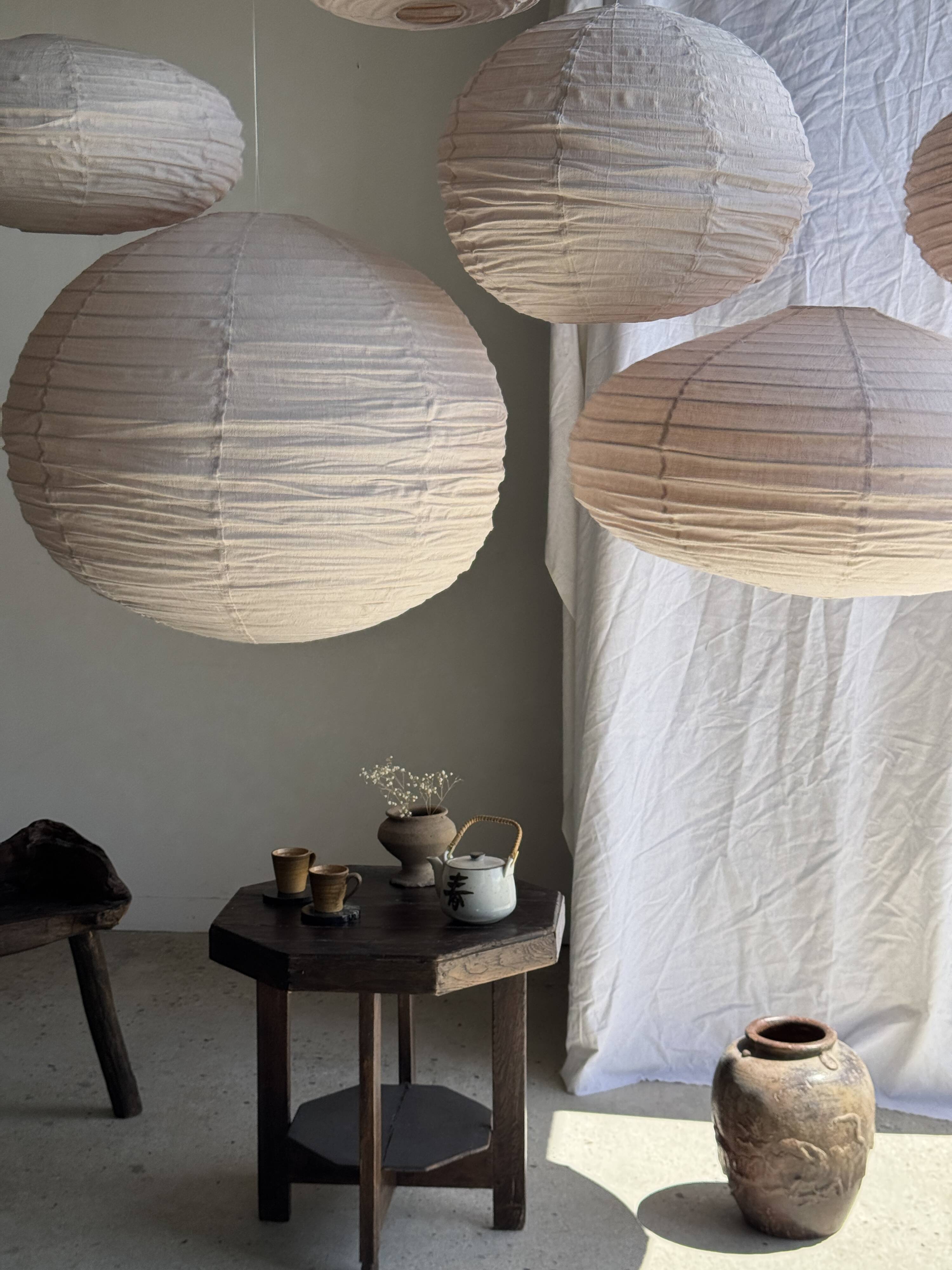 Average suspension in natural rattan and linen, Japanese-style, flattened oval in pink.