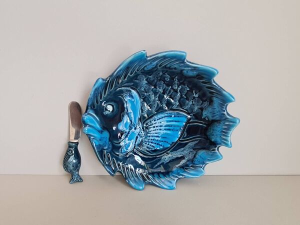 Beurrier en céramique bleue à décor de poisson et son couteau signés Vallauris, 1960