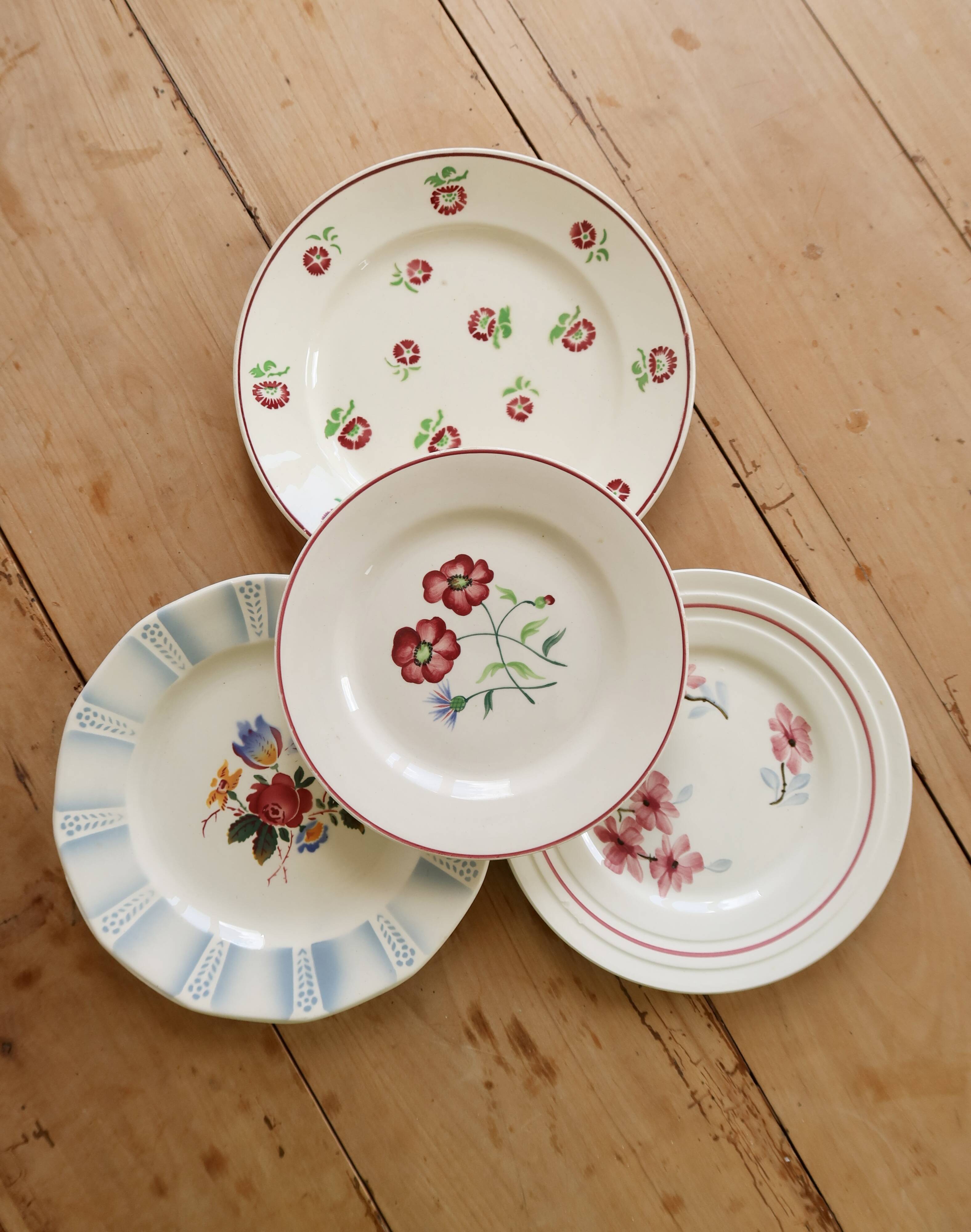 4 mismatched vintage floral earthenware dessert plates – Lot Rosie