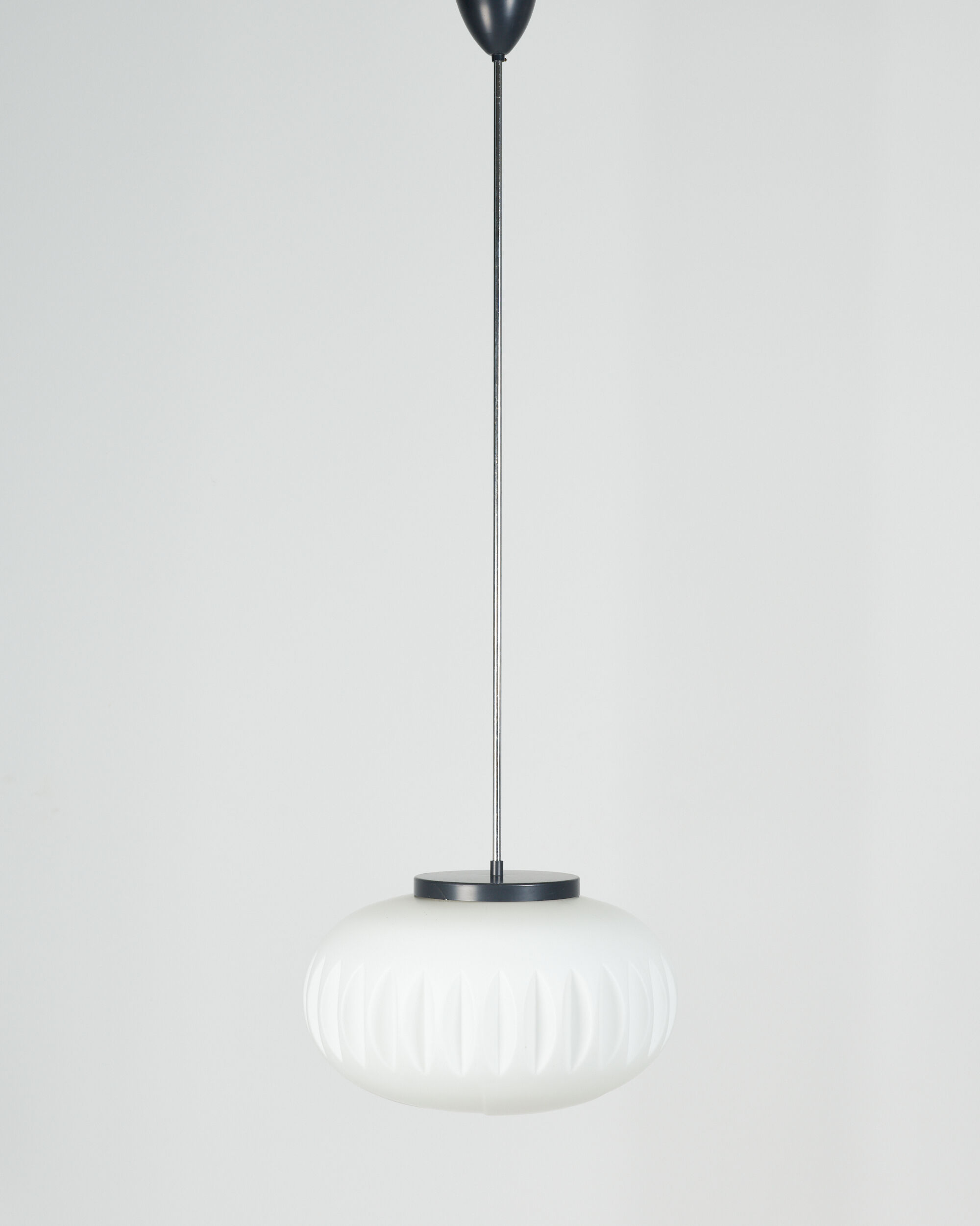 Suspension en verre opaline par Napako années 60