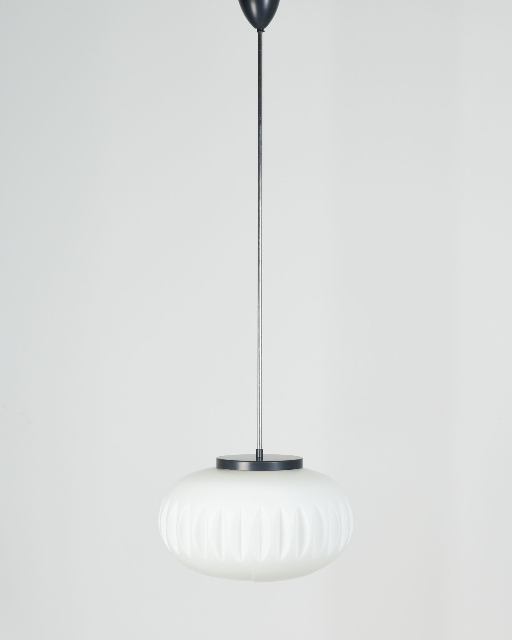 Suspension en verre opaline par Napako années 60