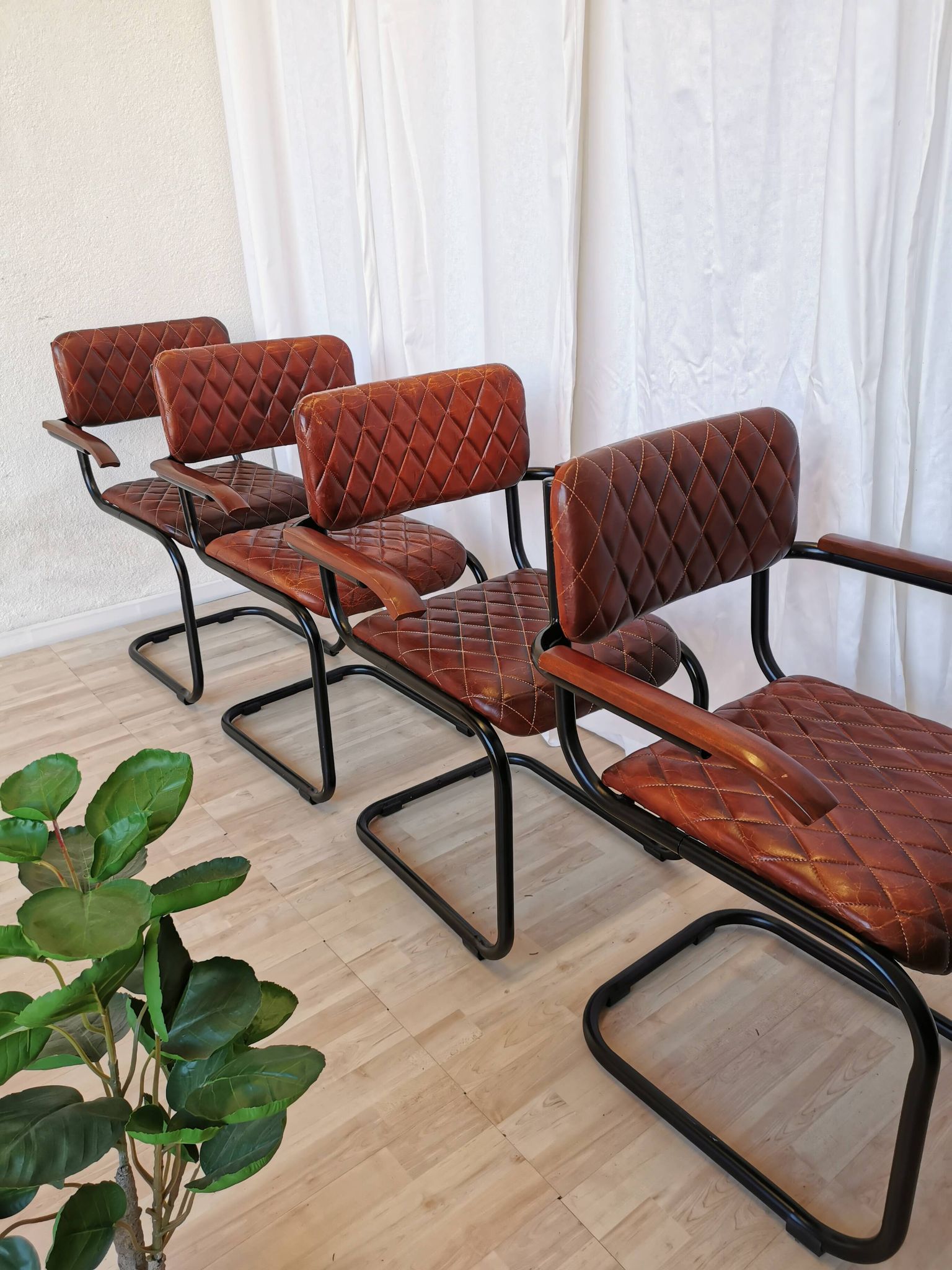 Lot de 4 chaises de salle à manger vintage en cuir matelassé : base en métal noir