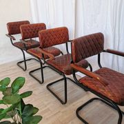 Lot de 4 chaises de salle à manger vintage en cuir matelassé : base en métal noir