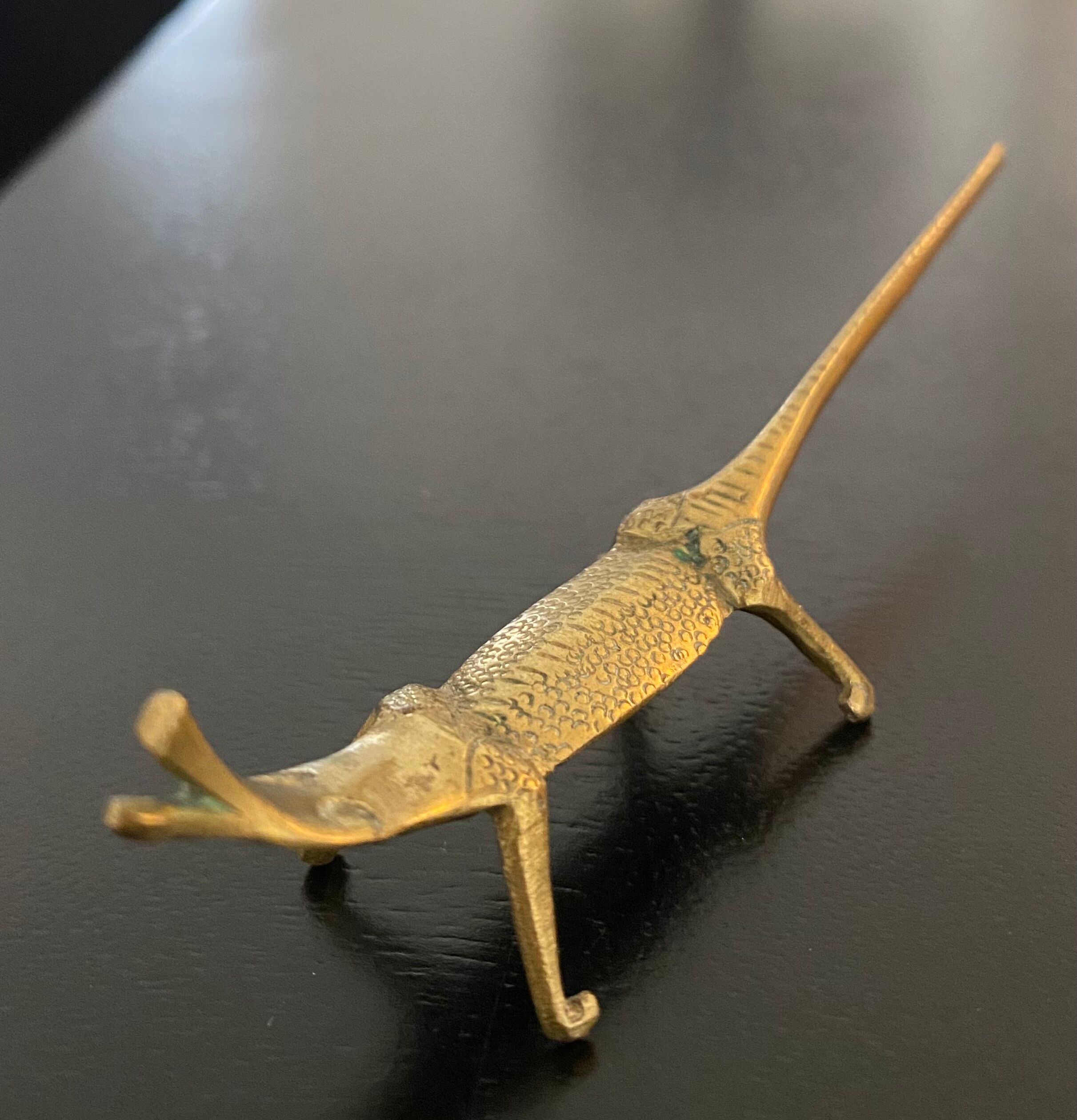 8 porte-couteaux forme antilope et crocodile en laiton