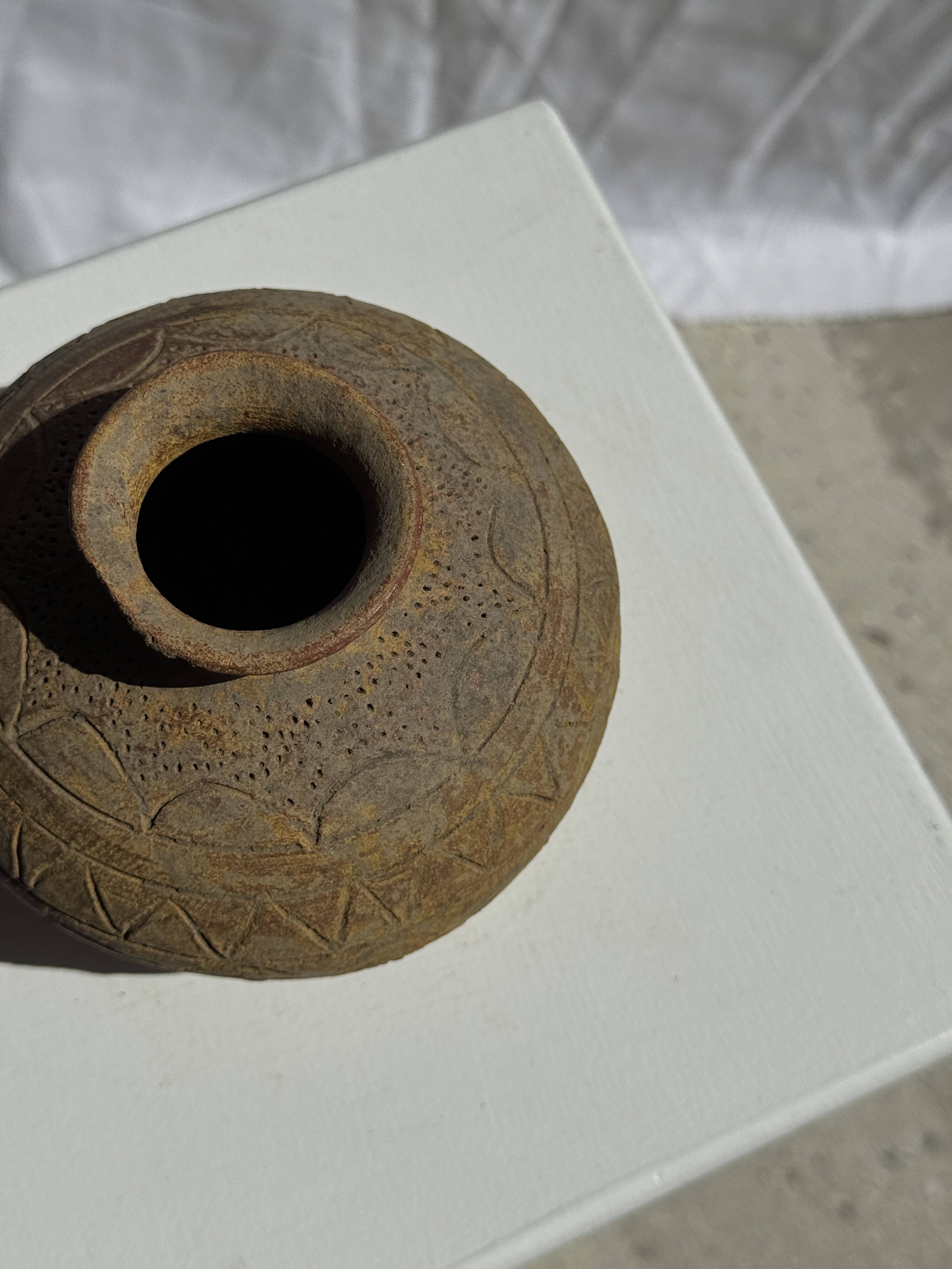 Small round ancient vase in engraved terracotta, Indonesian polychromy H10 D1