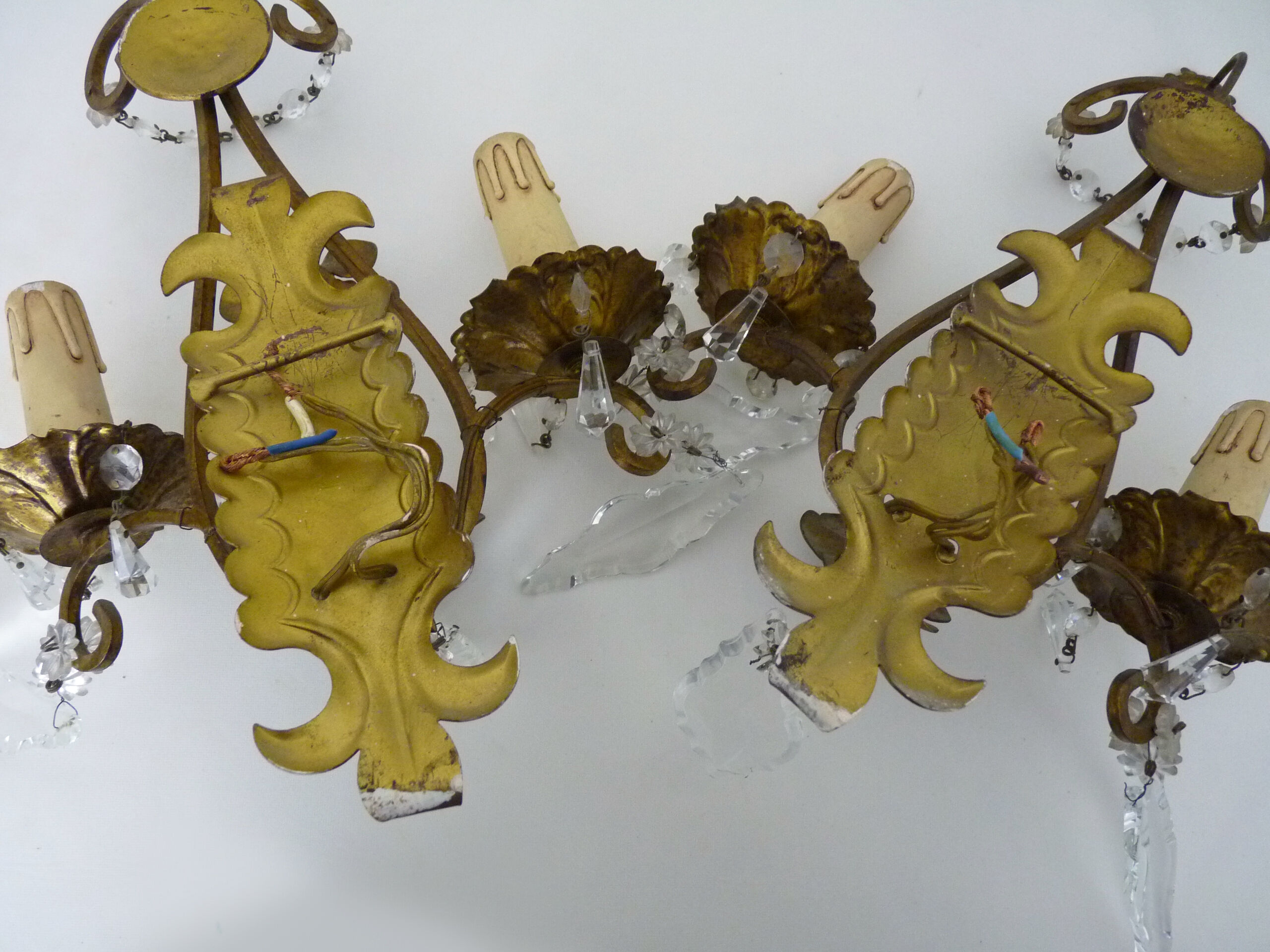 Pair of vintage Italian wall lamps in gilded metal, glass grapevines. Year 60