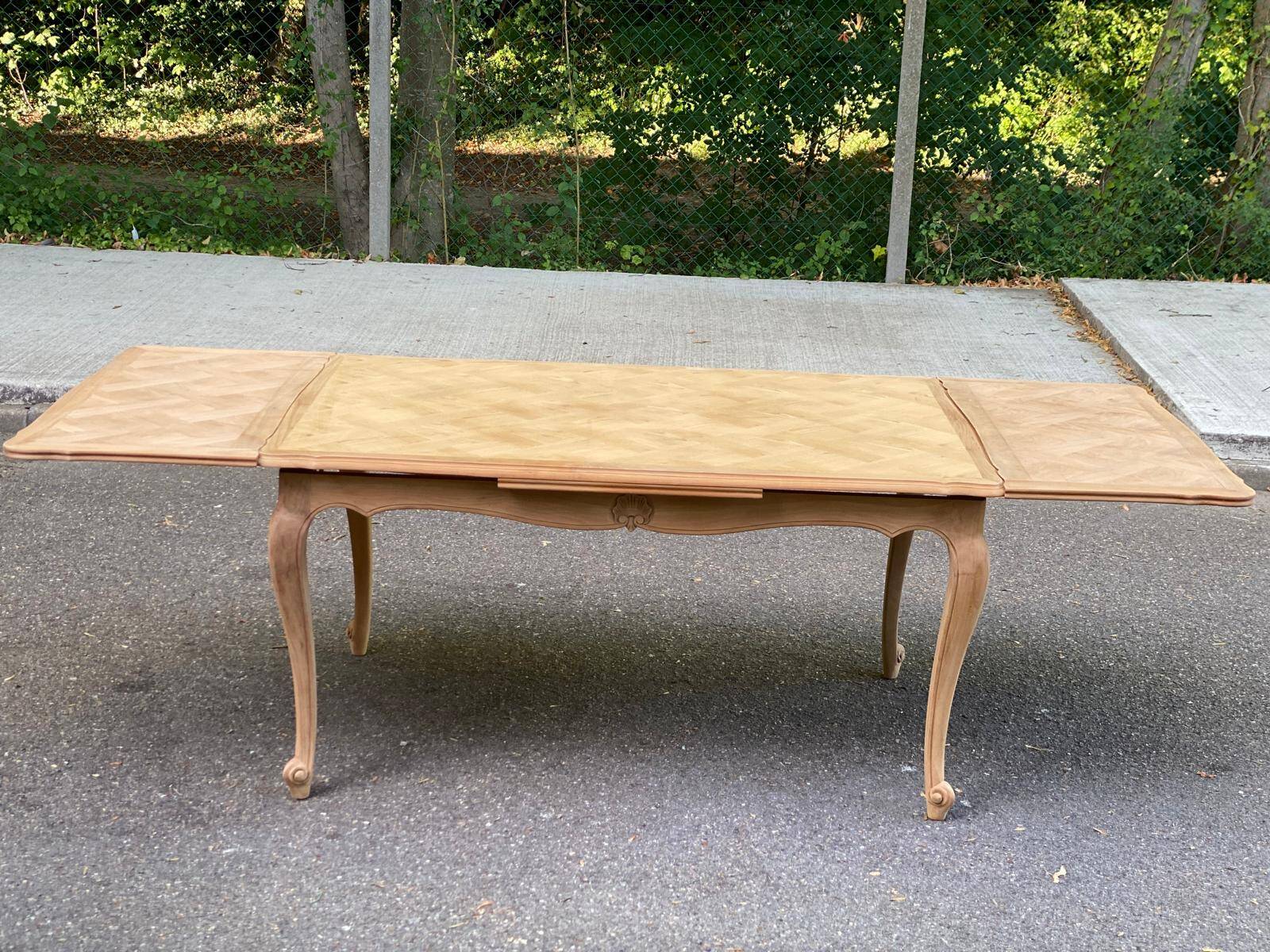 Table à manger Louis XV extensible rénovée en bois brut