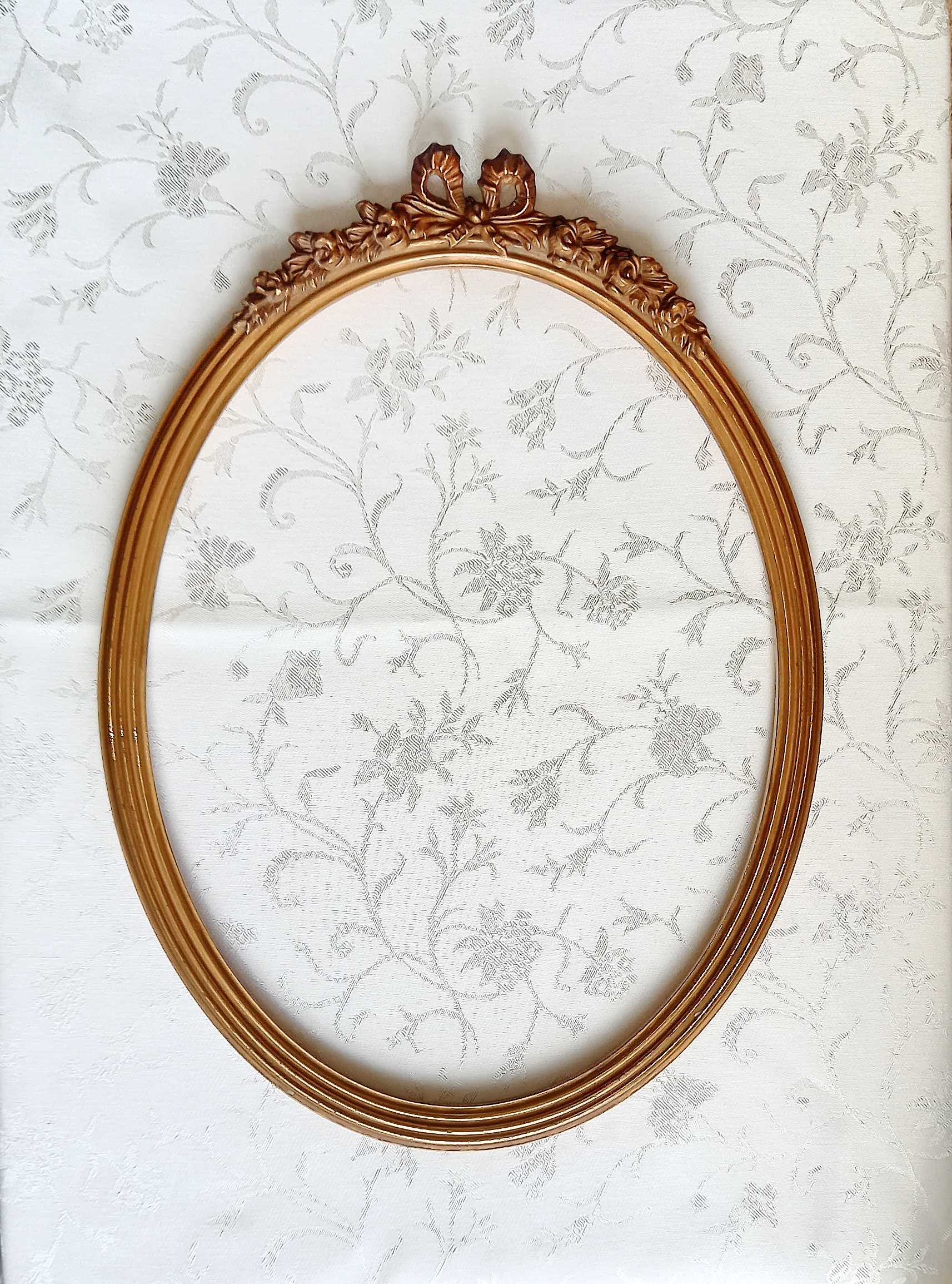 Oval frame with gilded pediments 19th wood and stucco