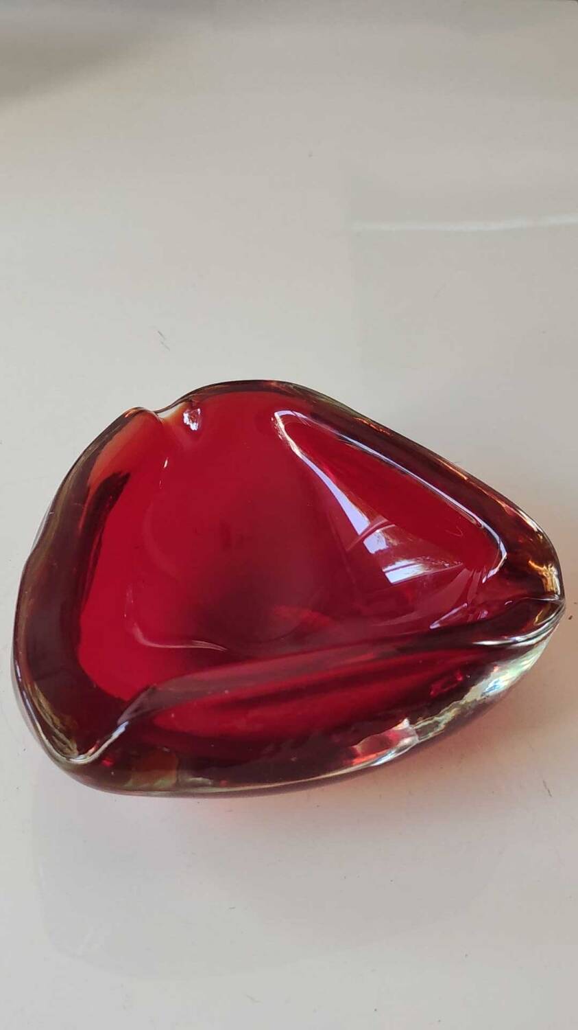 Cendrier/Vide poche en verre d Art soufflé Murano/Italie. Couleur rouge rubis/ambre