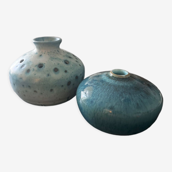 Deux vases en céramique bleus