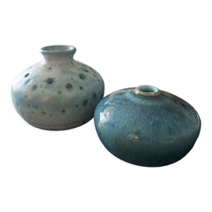 Deux vases en céramique bleus
