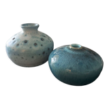 Deux vases en céramique bleus