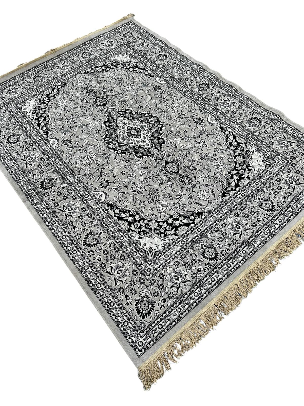 Oriental style rug 190cm x 140cm