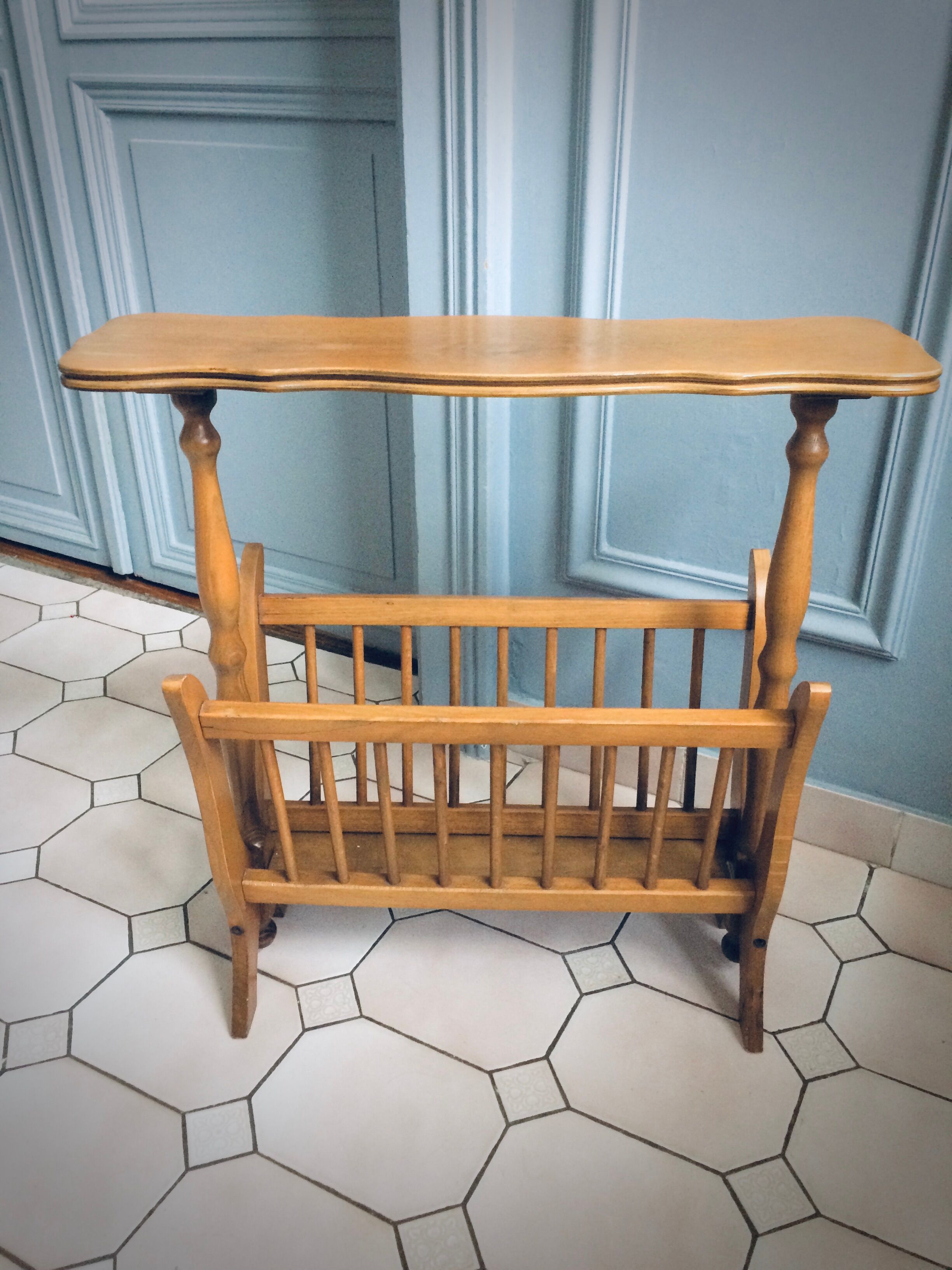 Vintage tablet magazine holder