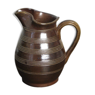 Bonny sandstone pitcher