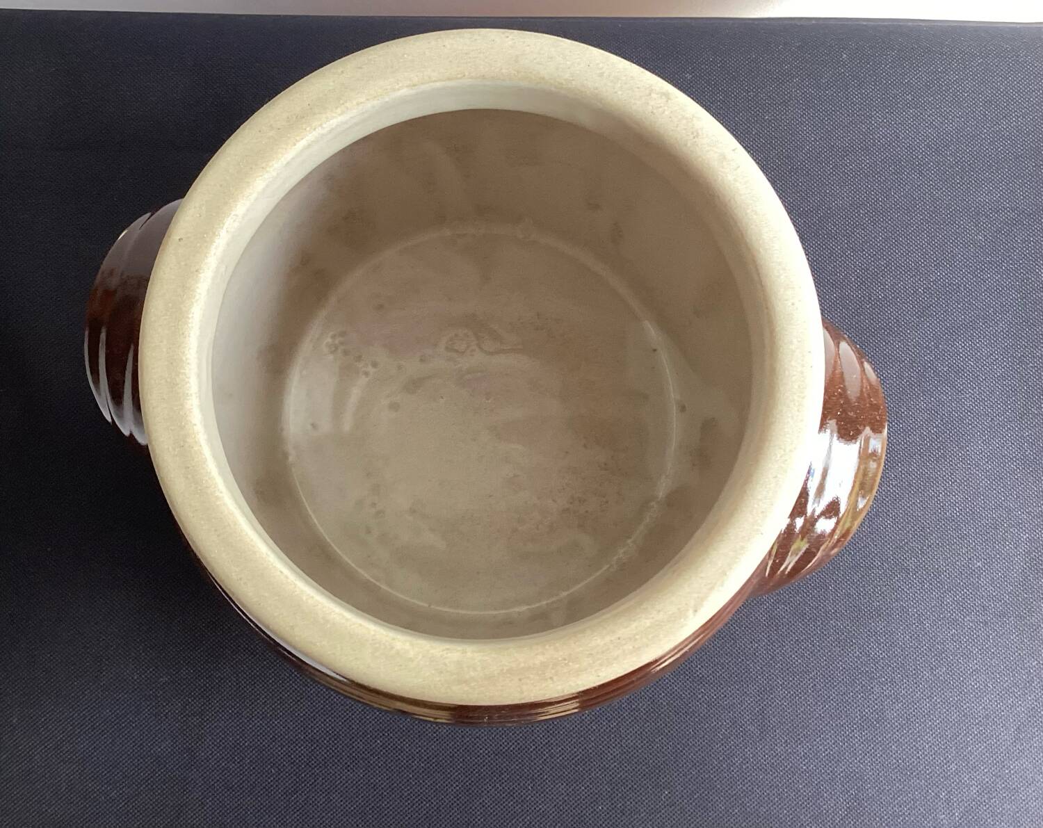 Enamelled stoneware pot