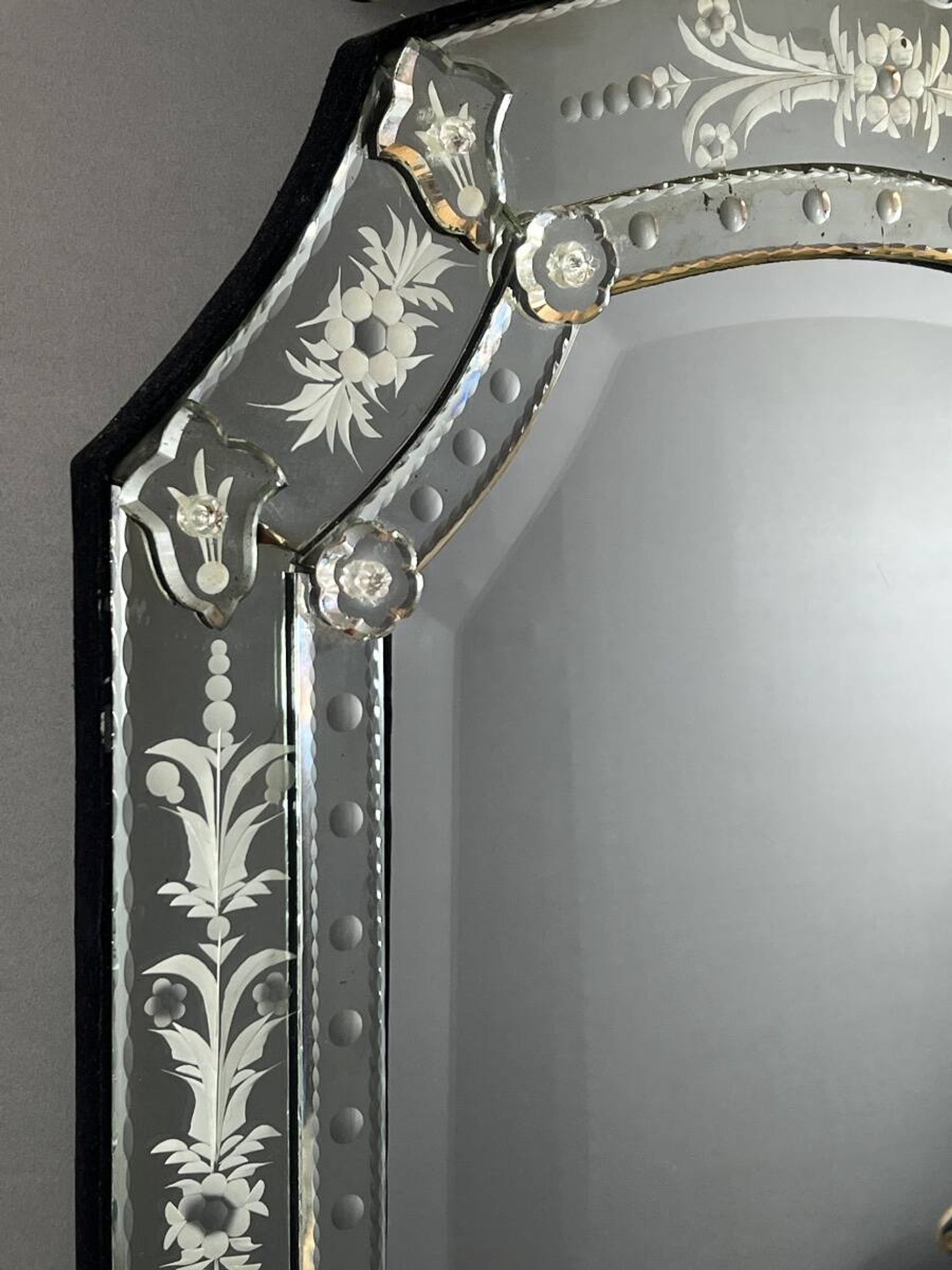 Miroir vénitien gravé à décor floral, XXe siècle