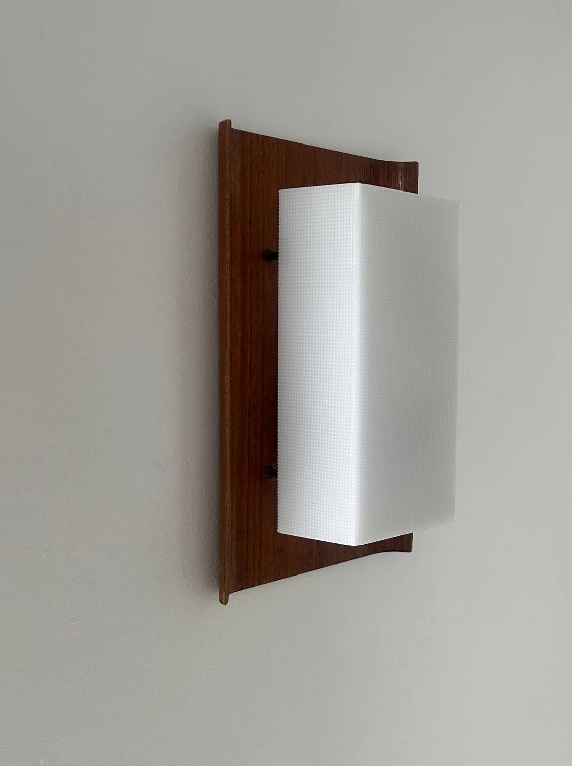 Applique vintage palissandre et Perspex, Suède 1950