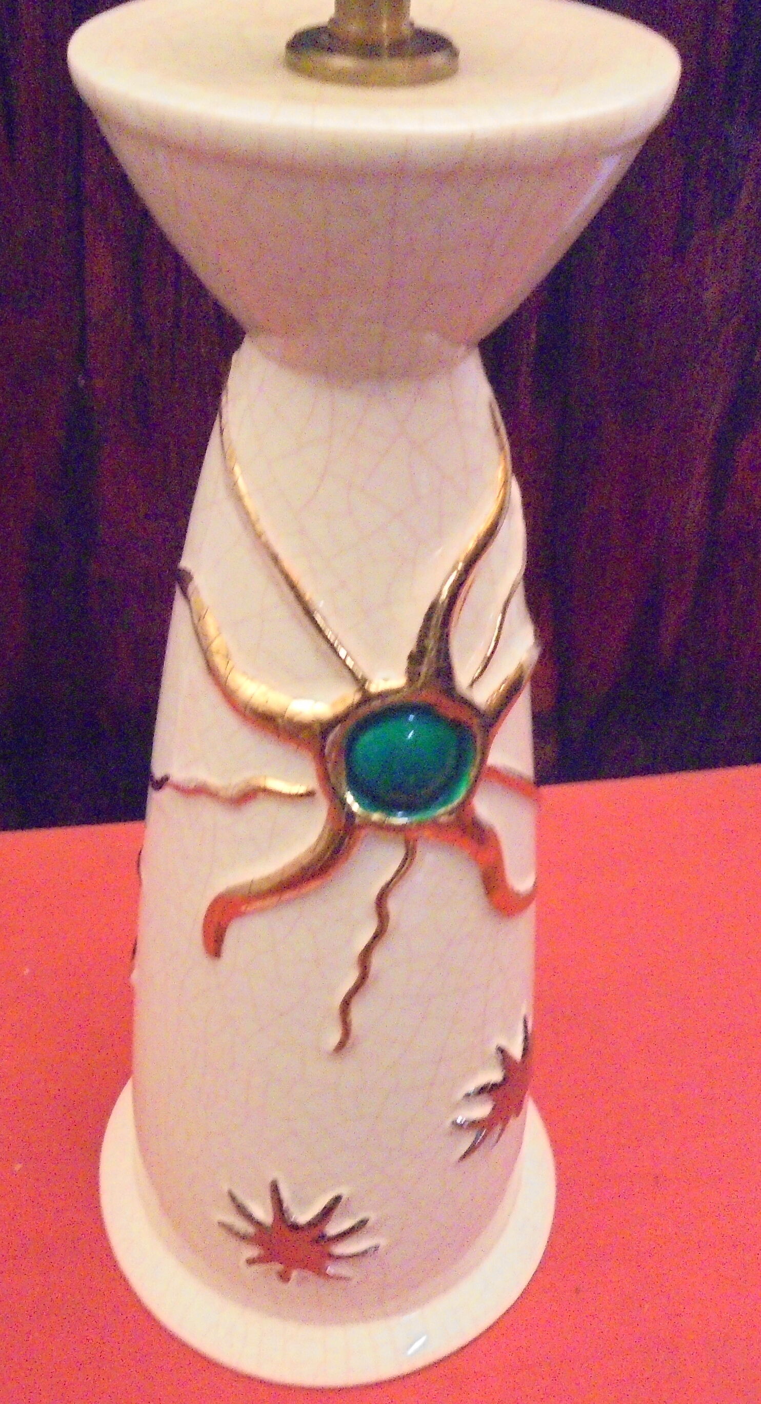 Longwy-designed lamp pose