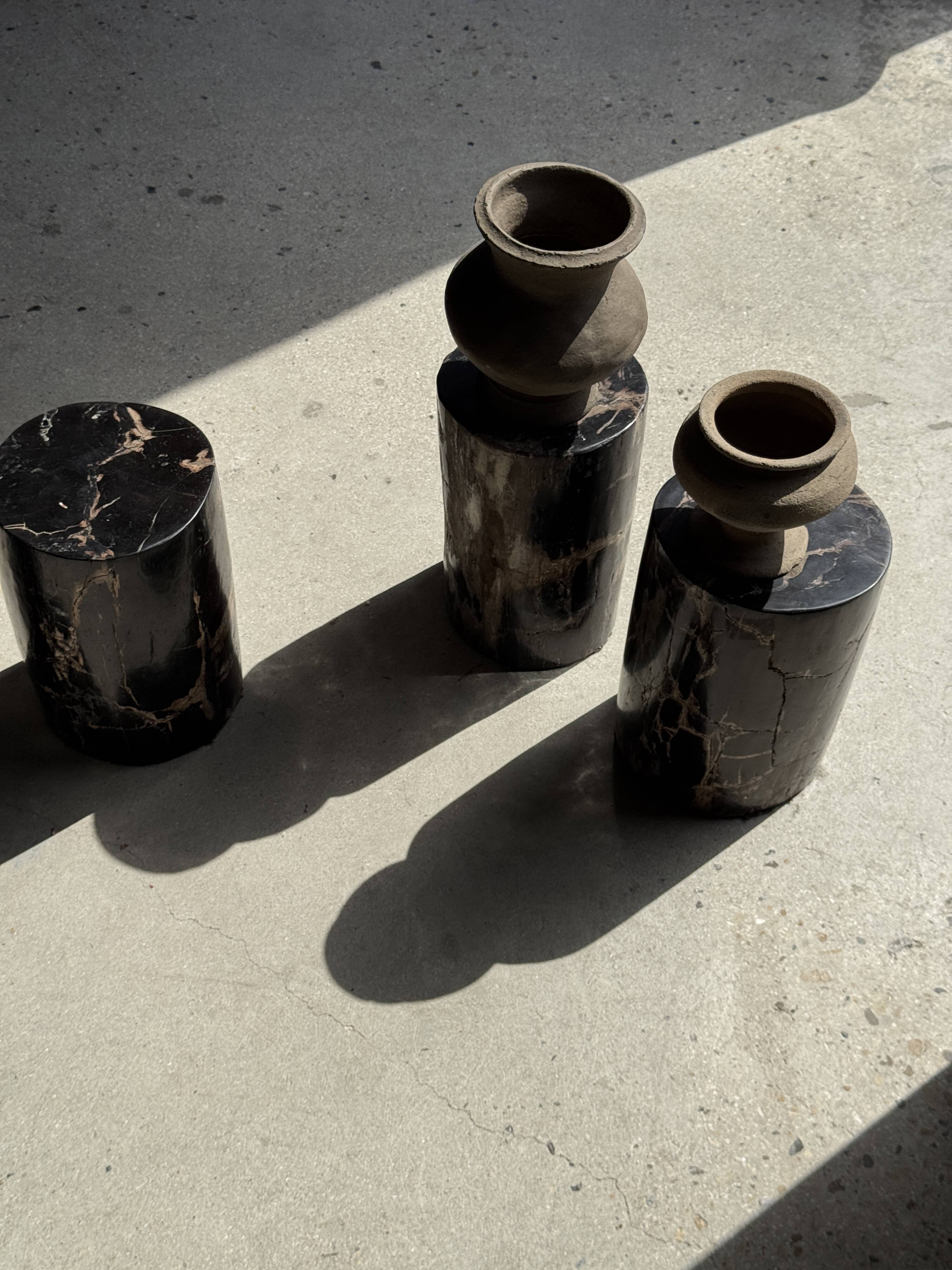 Small side table in black petrified wood with stripes and beige bottom H28.