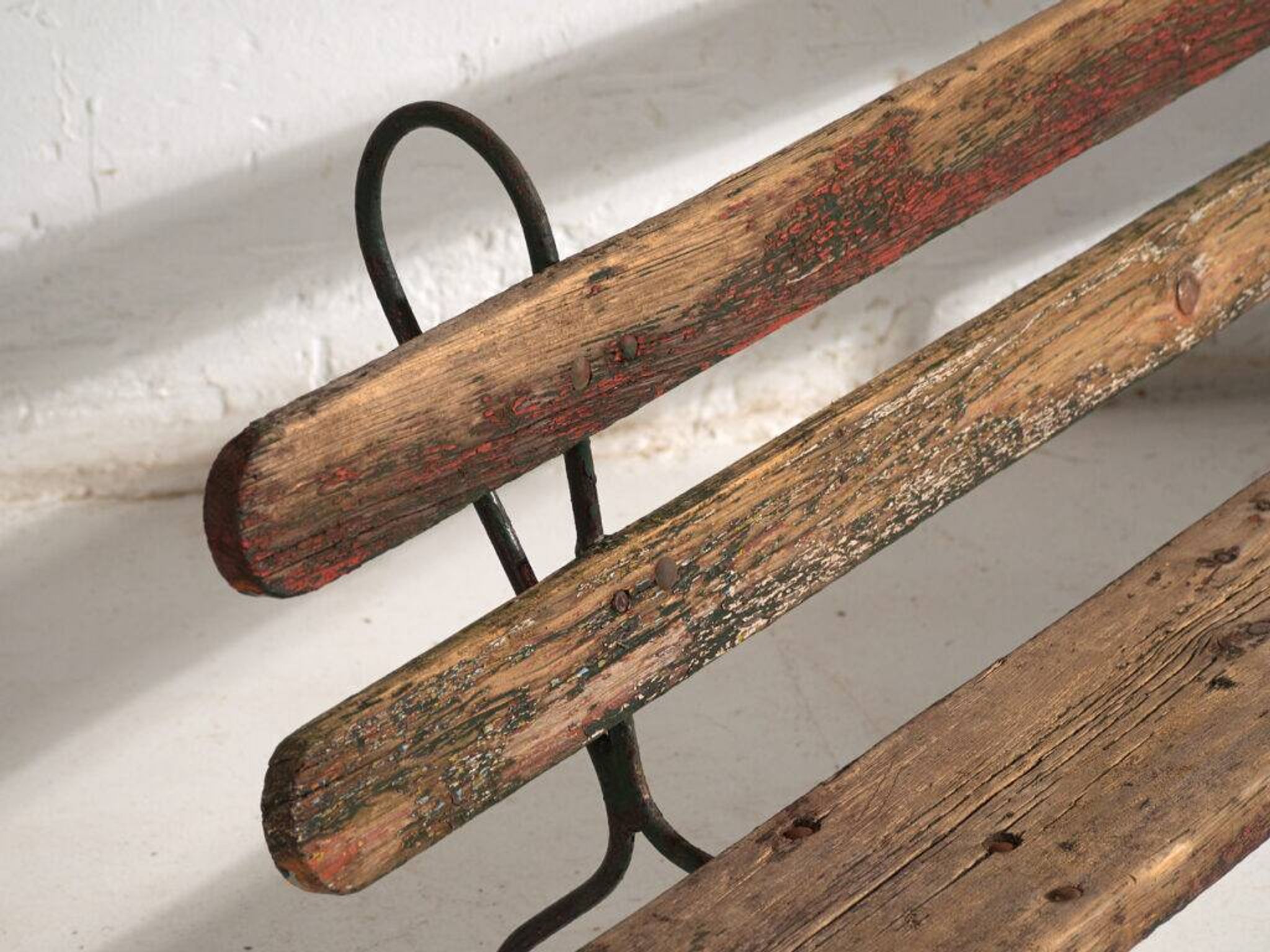 Banc ancien en fer et bois de pin – Europe centrale, vers 1920