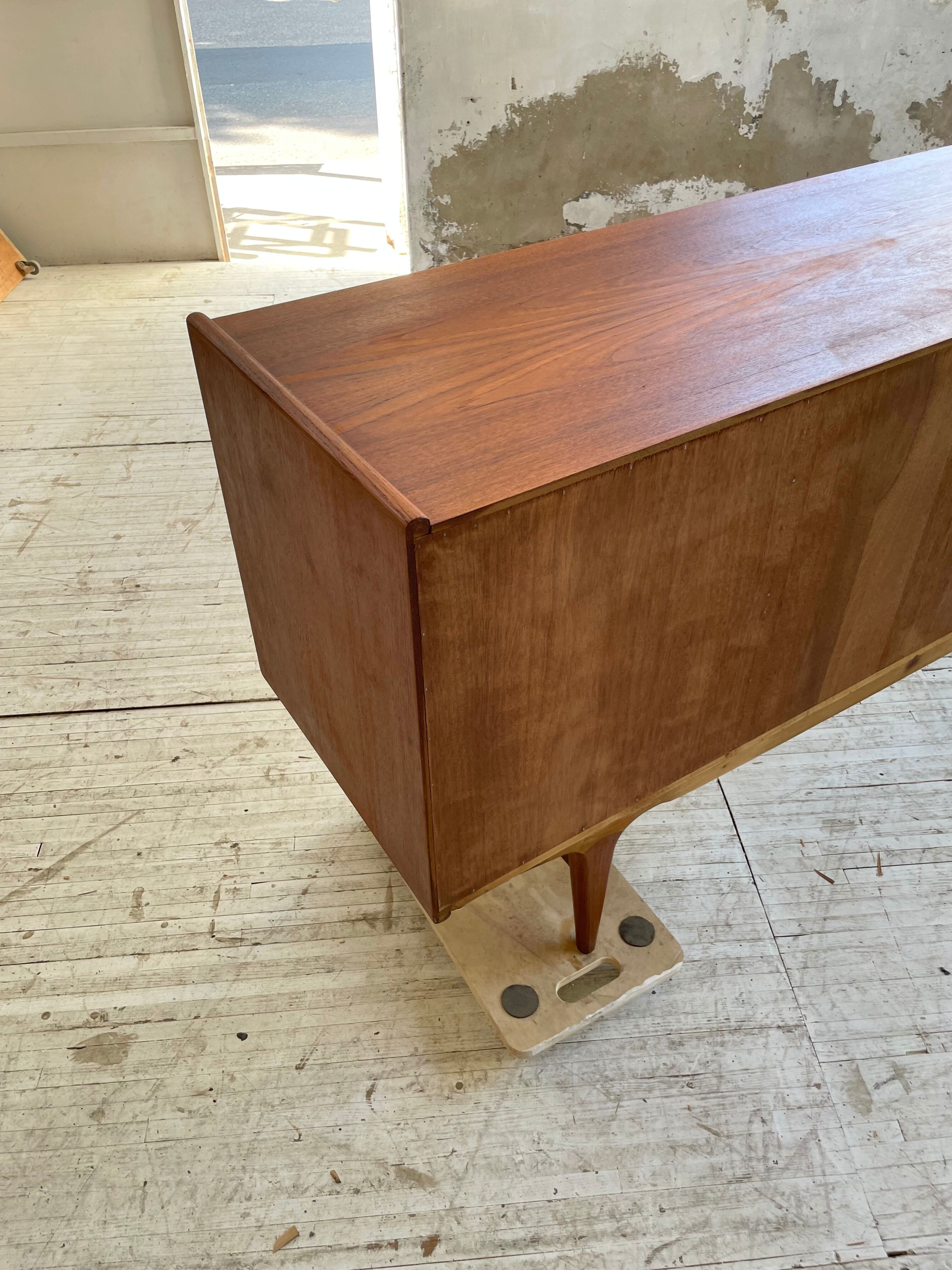 Teak row Johannes Andersen Samcom