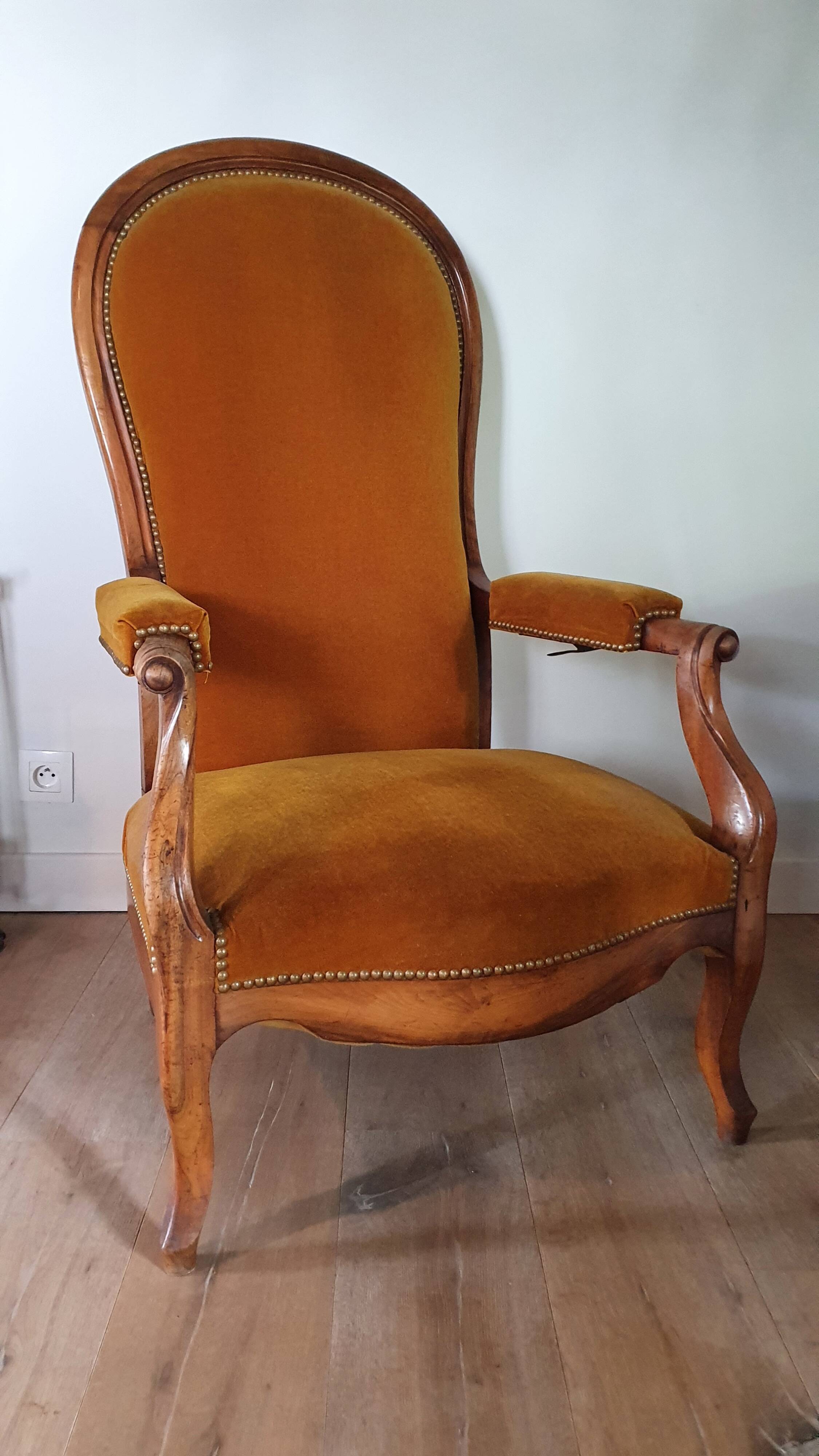 Voltaire armchair with amber velvet rack and pinion