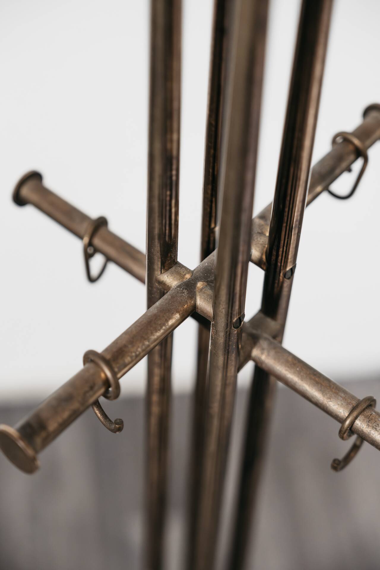 Porte-manteau moderniste en marbre et laiton Renato Zevi Metalarte