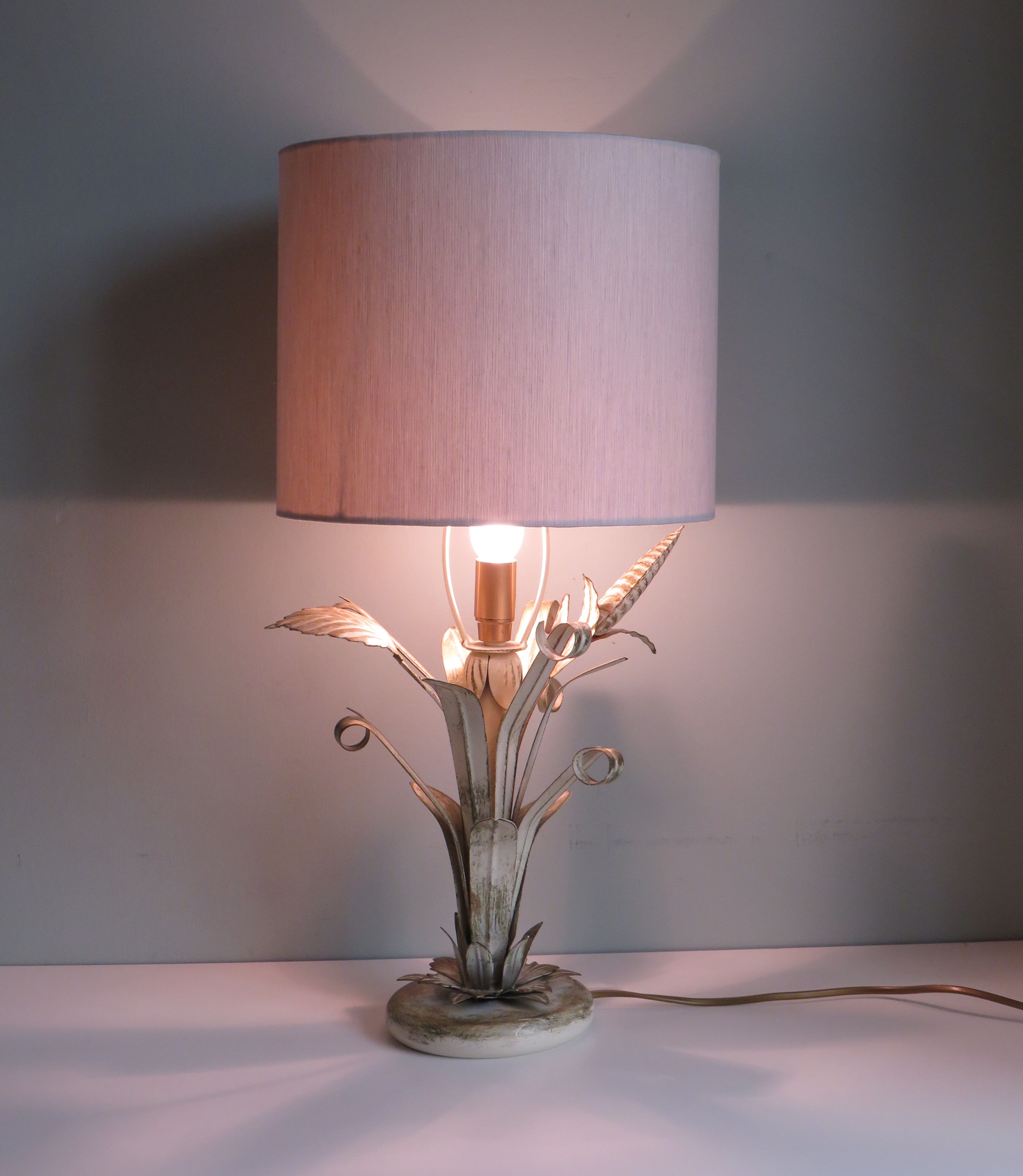 Lampe de table vintage dans le style de hans kögl.