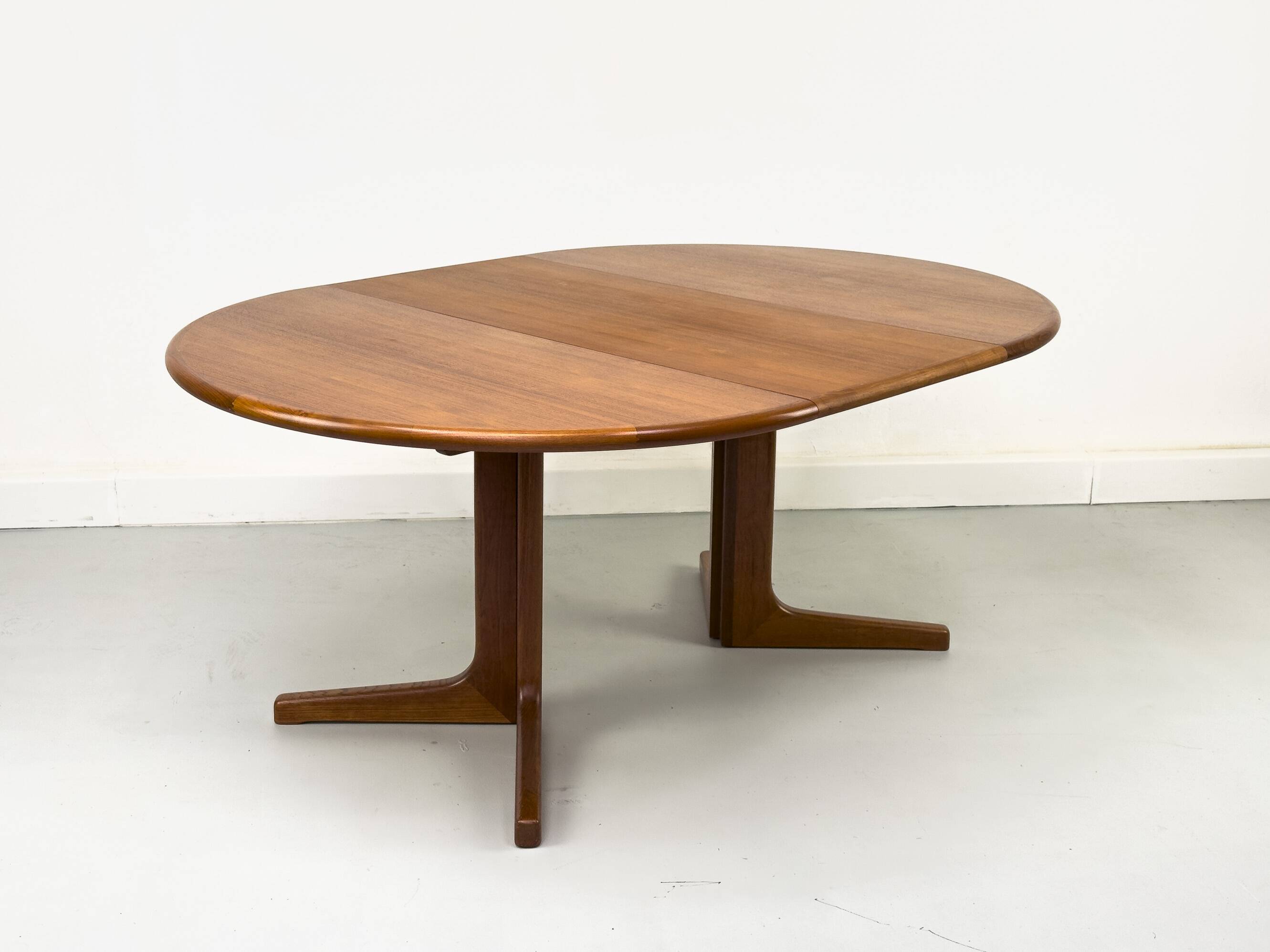 Table à manger ronde extensible danoise en teck, années 1970