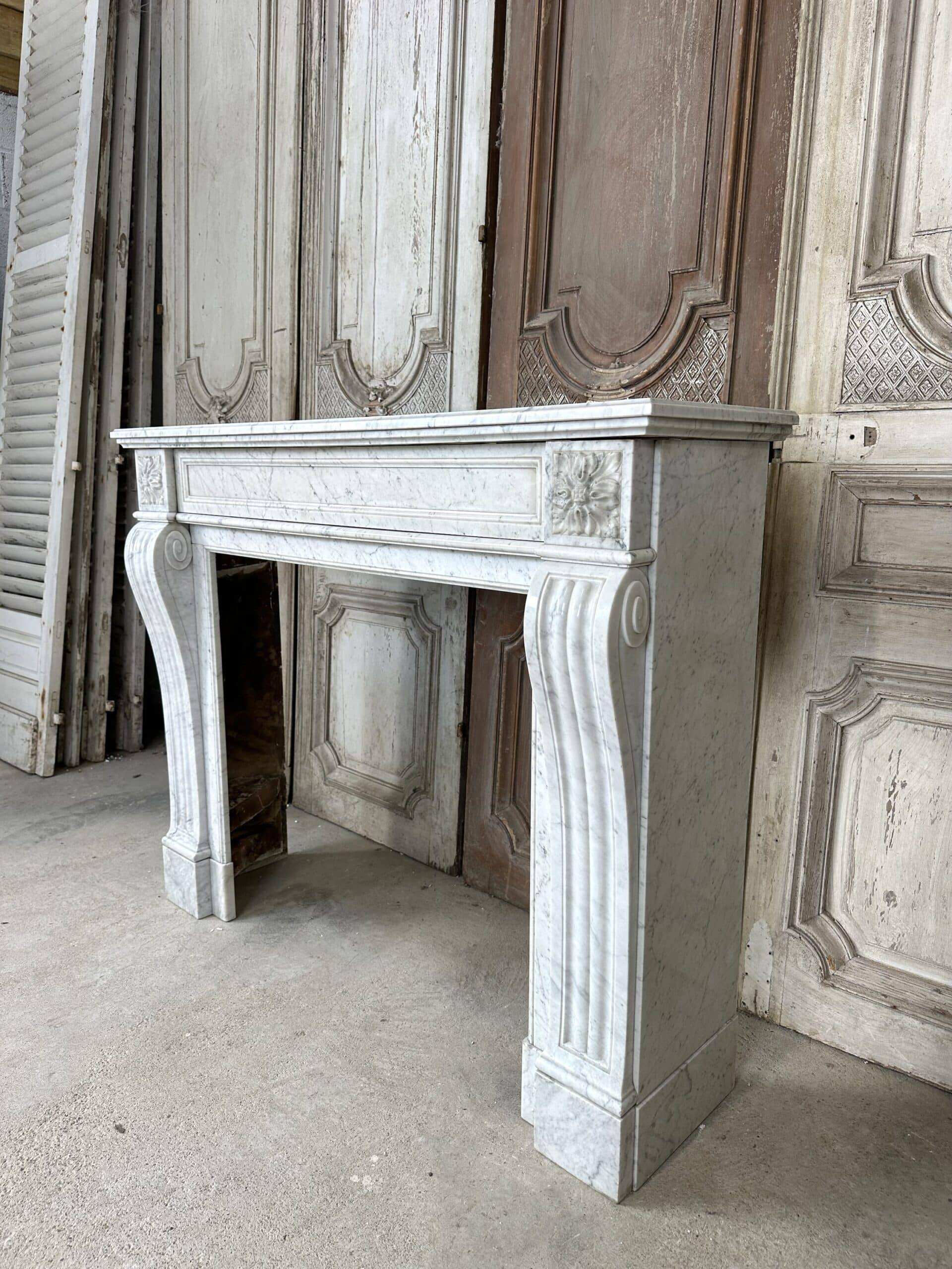 Cheminée en marbre blanc de carrare style Louis XVI vers 1890