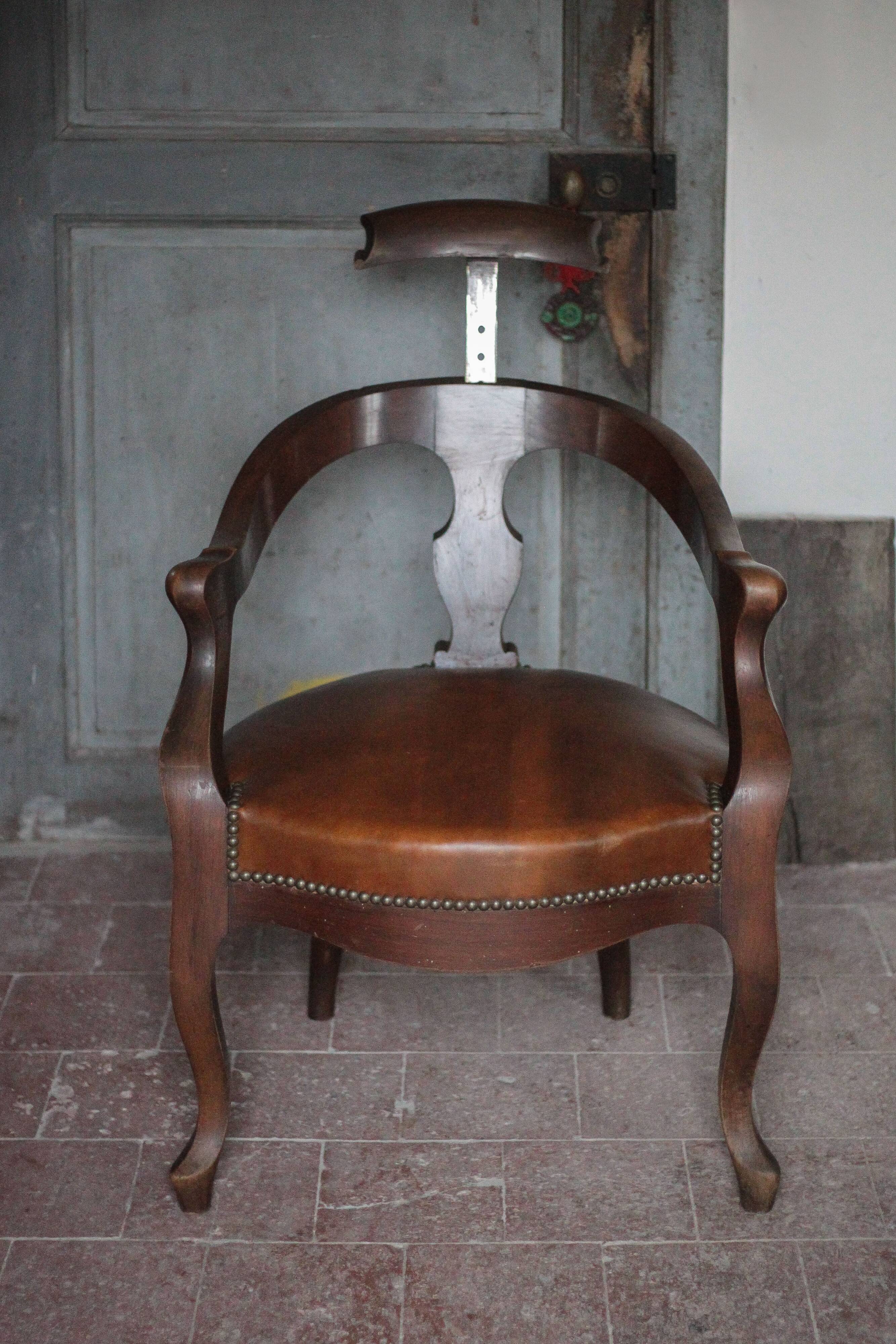 Barber chair in wood and leather with adjustable headrest, office chair.