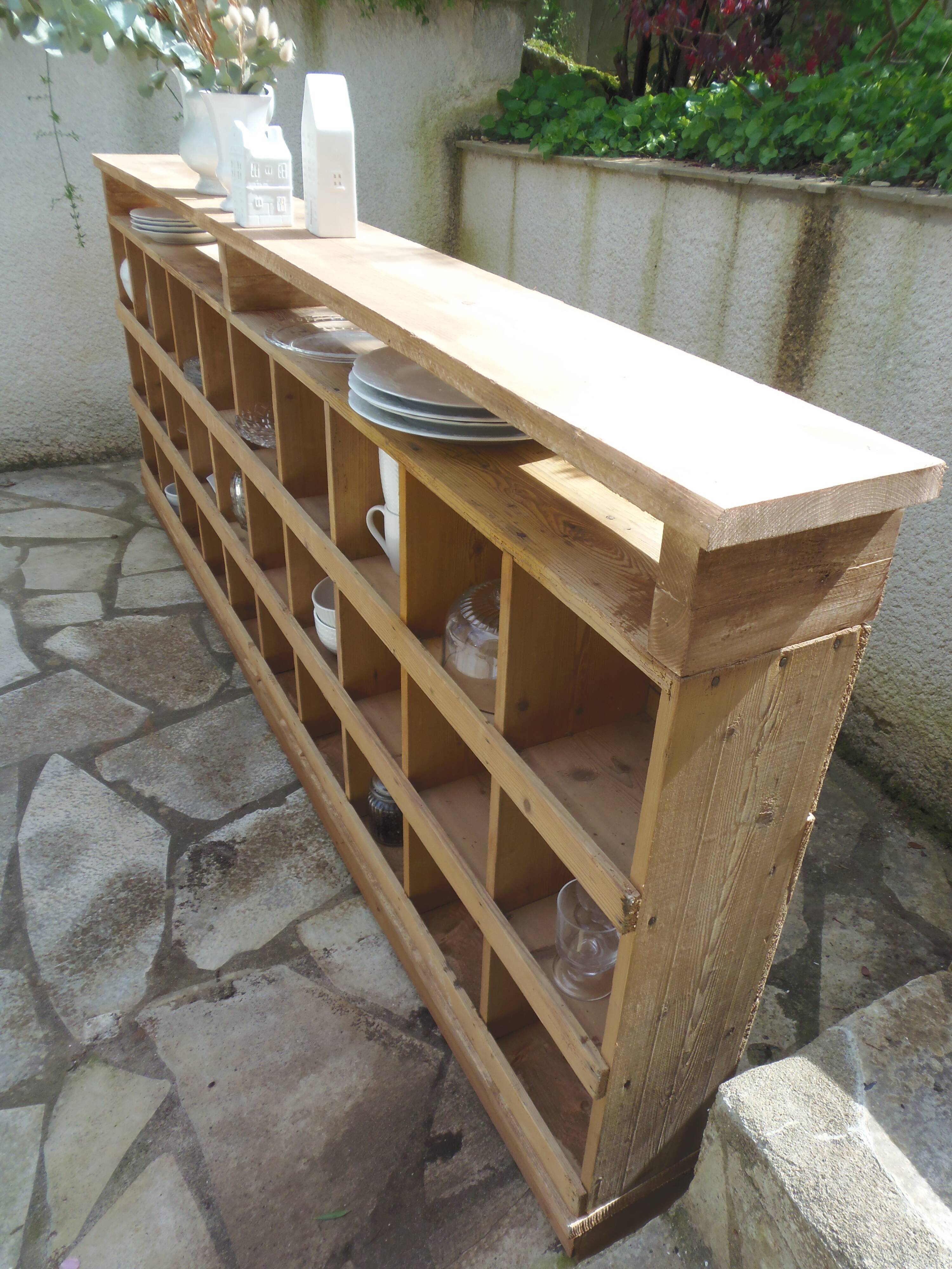 Vintage pitch pine furniture, 30 lockers, 1 niche.