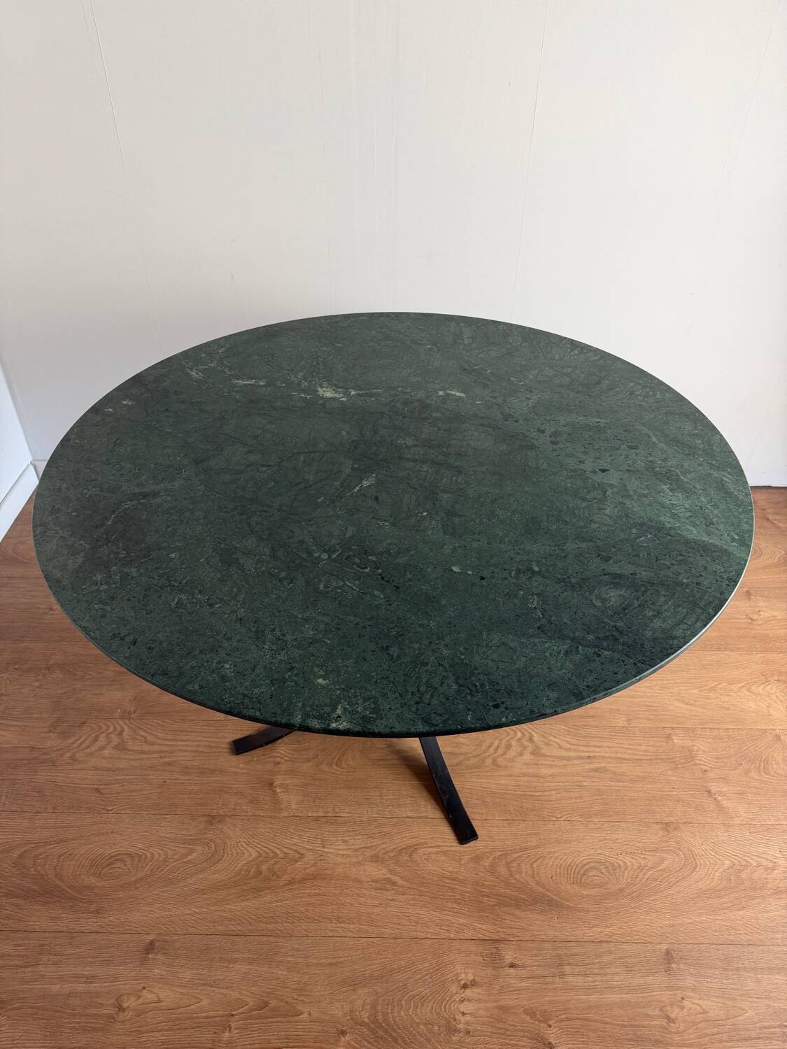 Round dining table – green marble & wrought iron