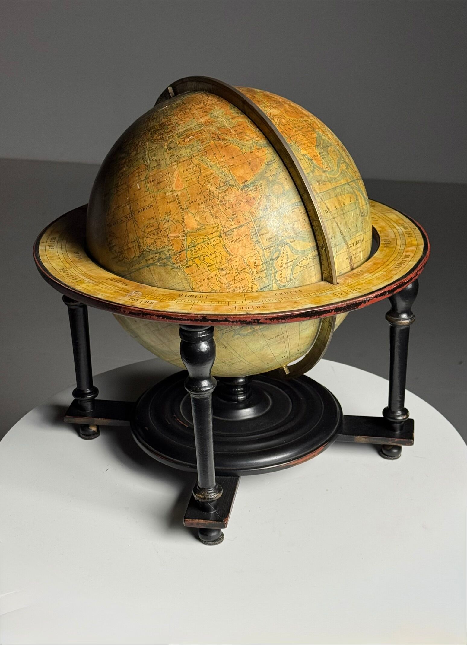 Globe G. Thomas Paris