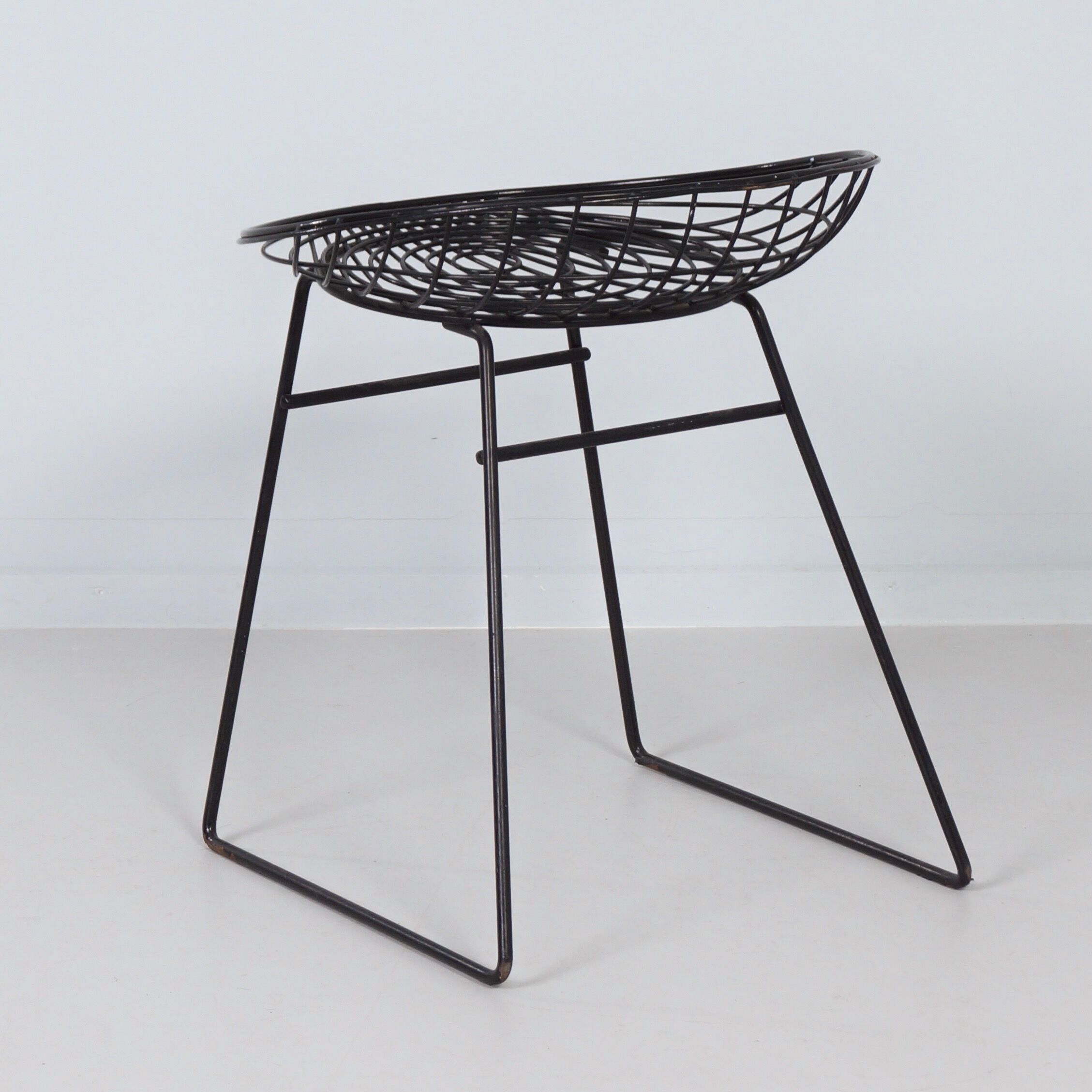 Black Pastoe KM05 wire stool – Braakman & Dekker