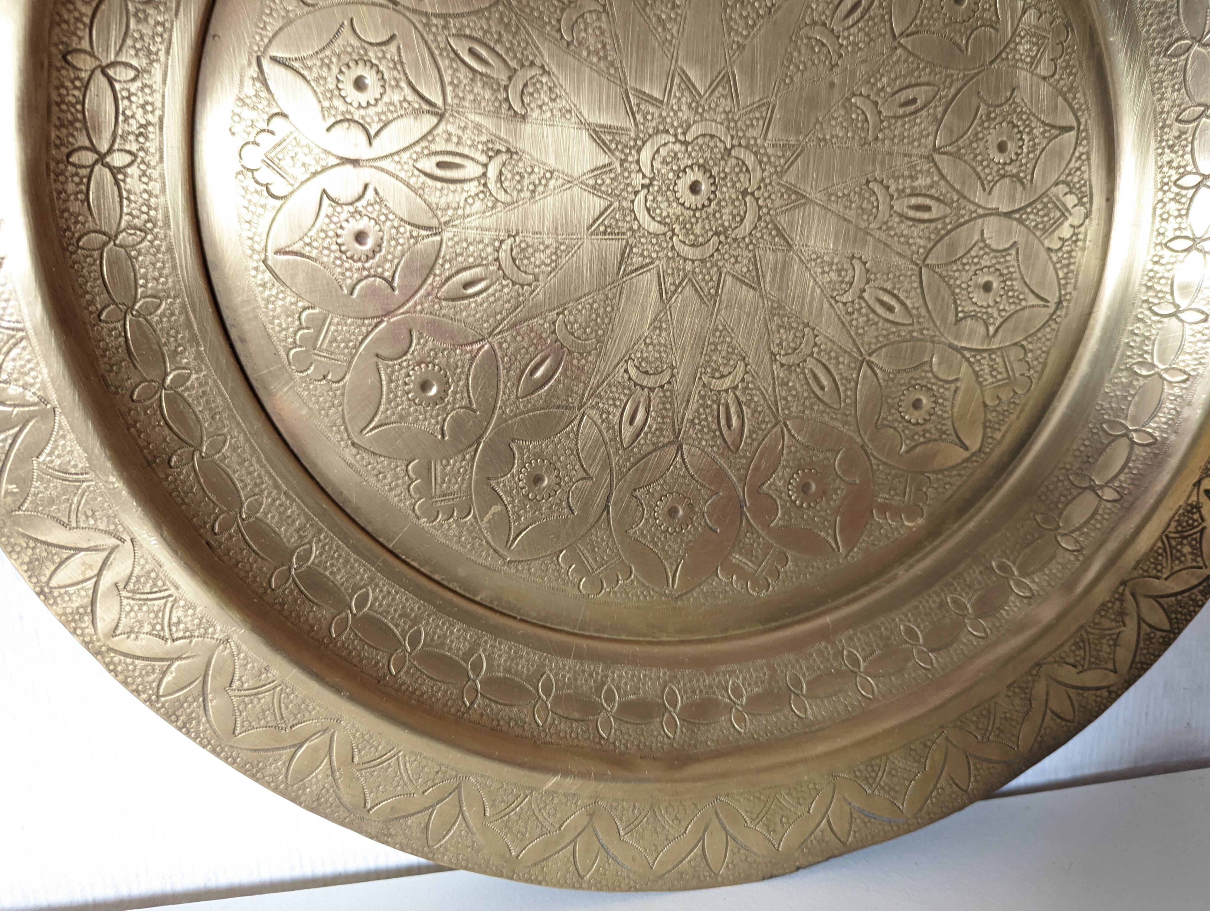 Plateau marocain gravé rond métal doré , cuivre jaune