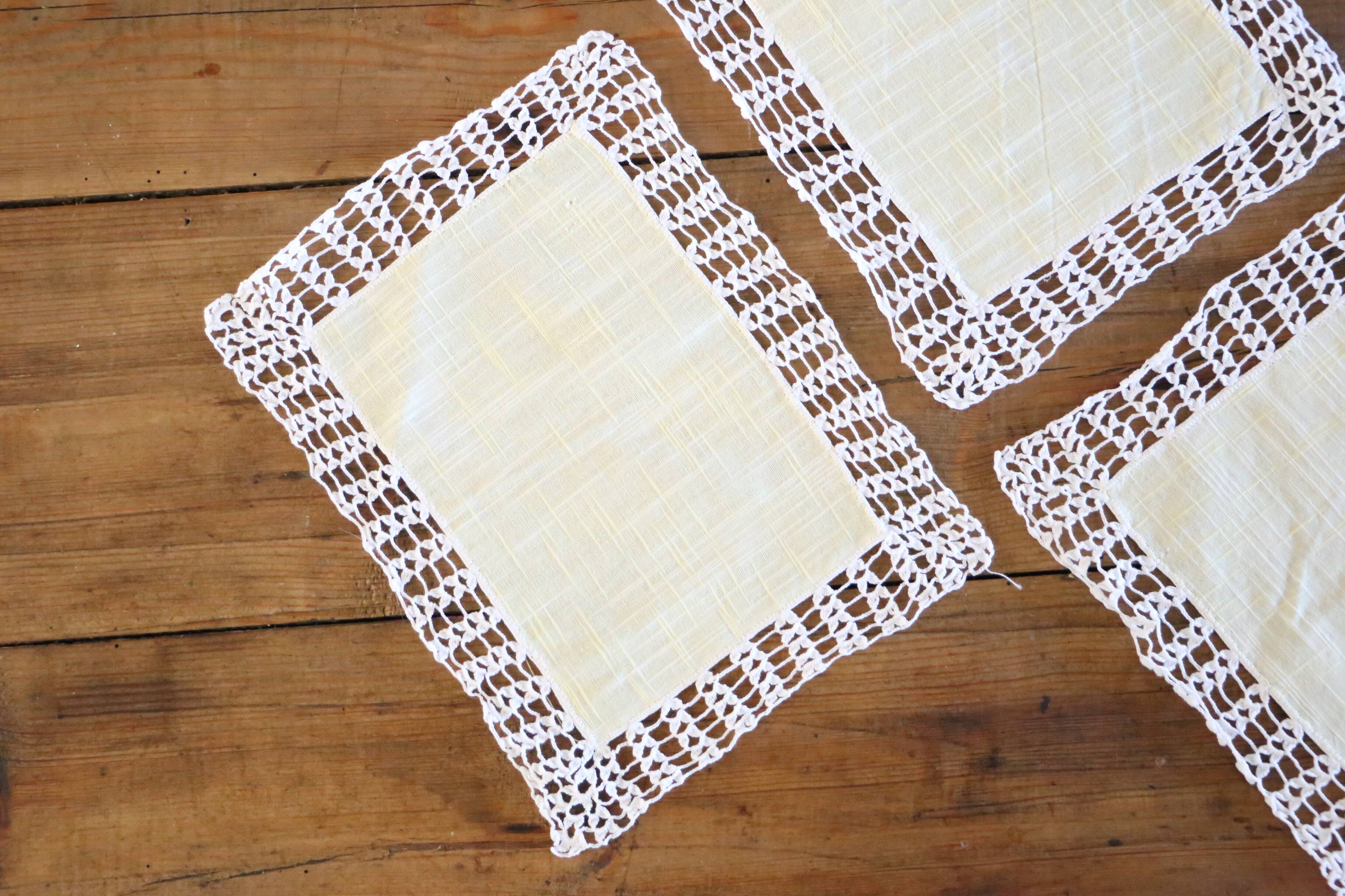 Trio de napperons rectangulaires en coton jaune pâle et broderies crochet