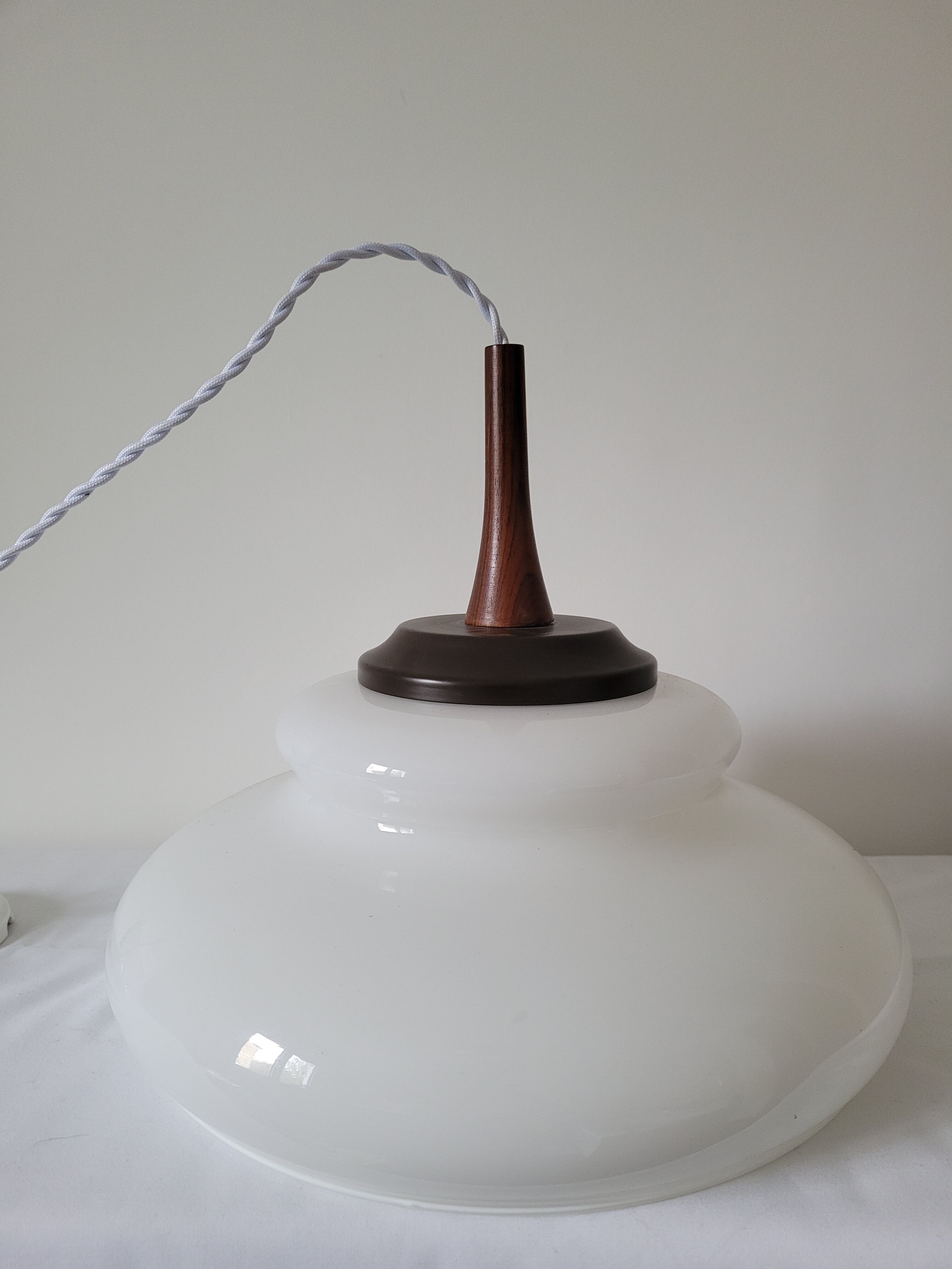 Suspension in opaline and teak