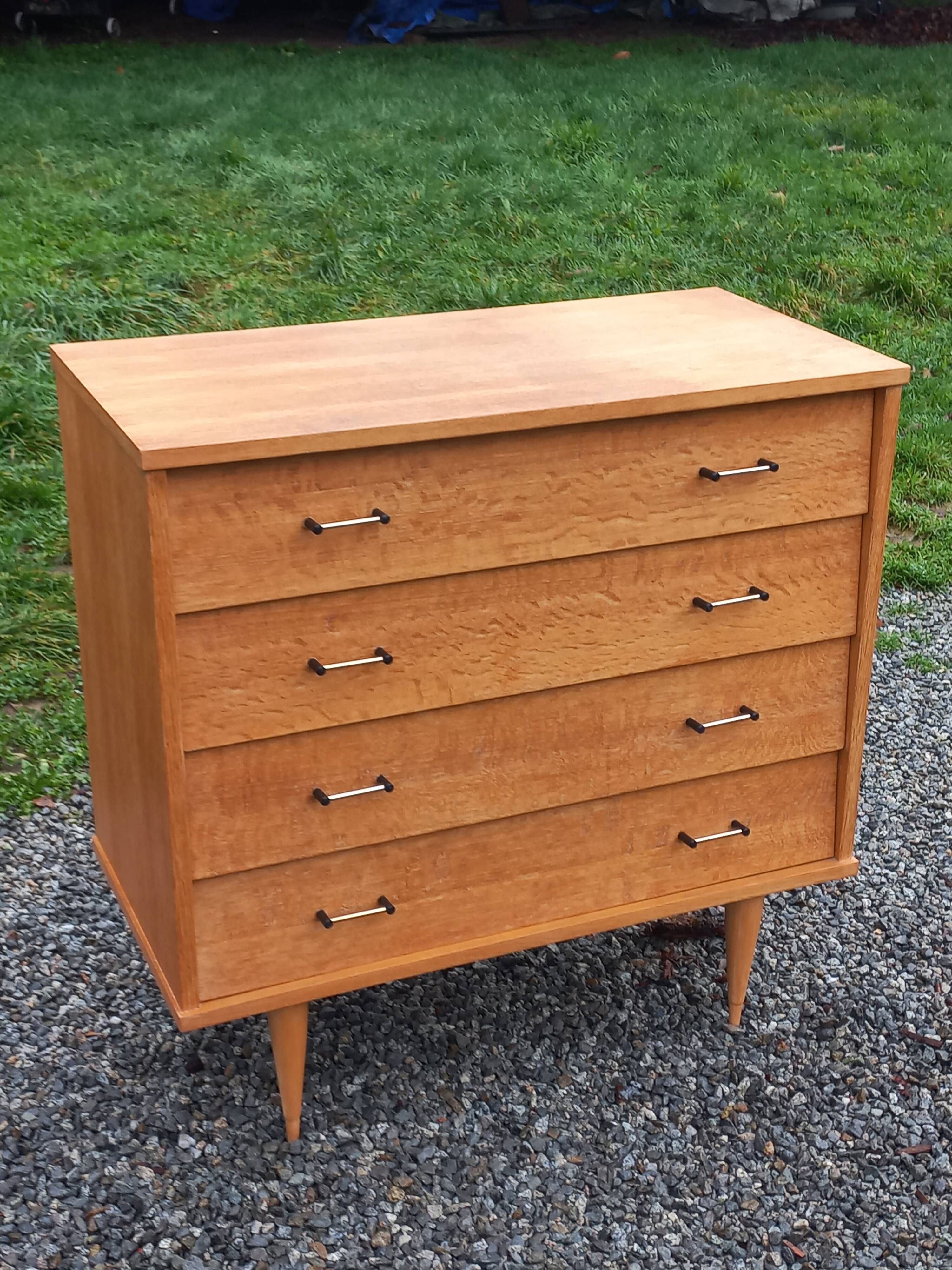 Vintage oak chest of drawers with 4 drawers from the 1960s.