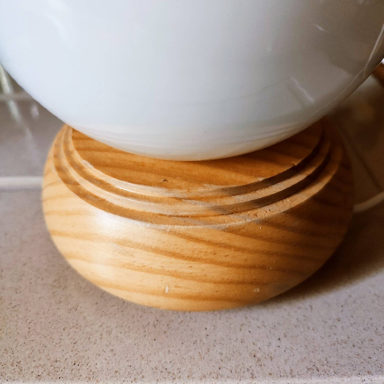 Lampe à poser en bois et opaline